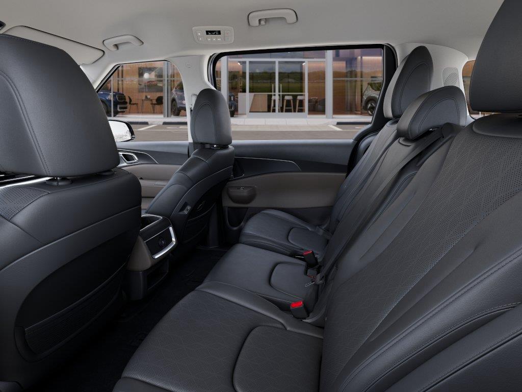 Vehicle photo 18