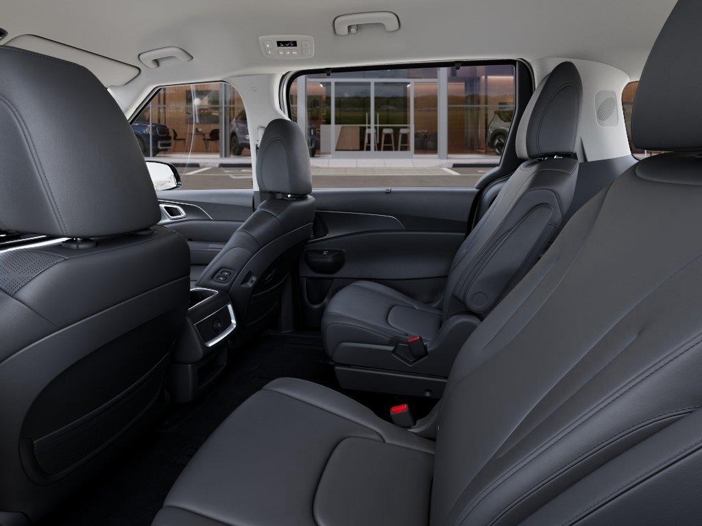 Vehicle photo 18