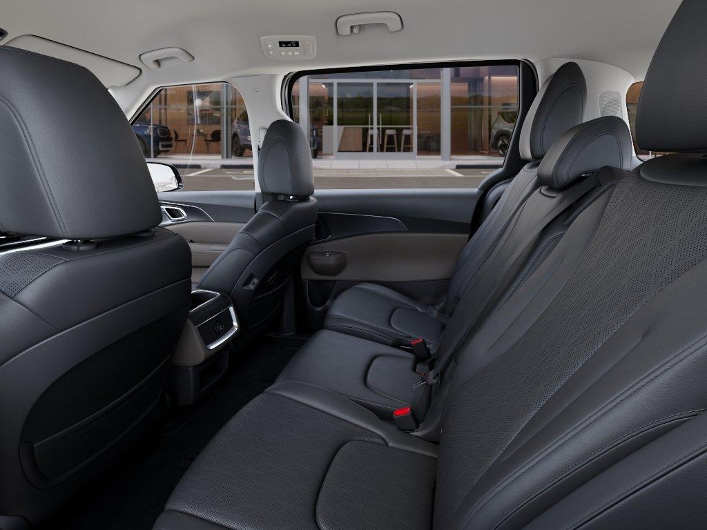 Vehicle photo 18