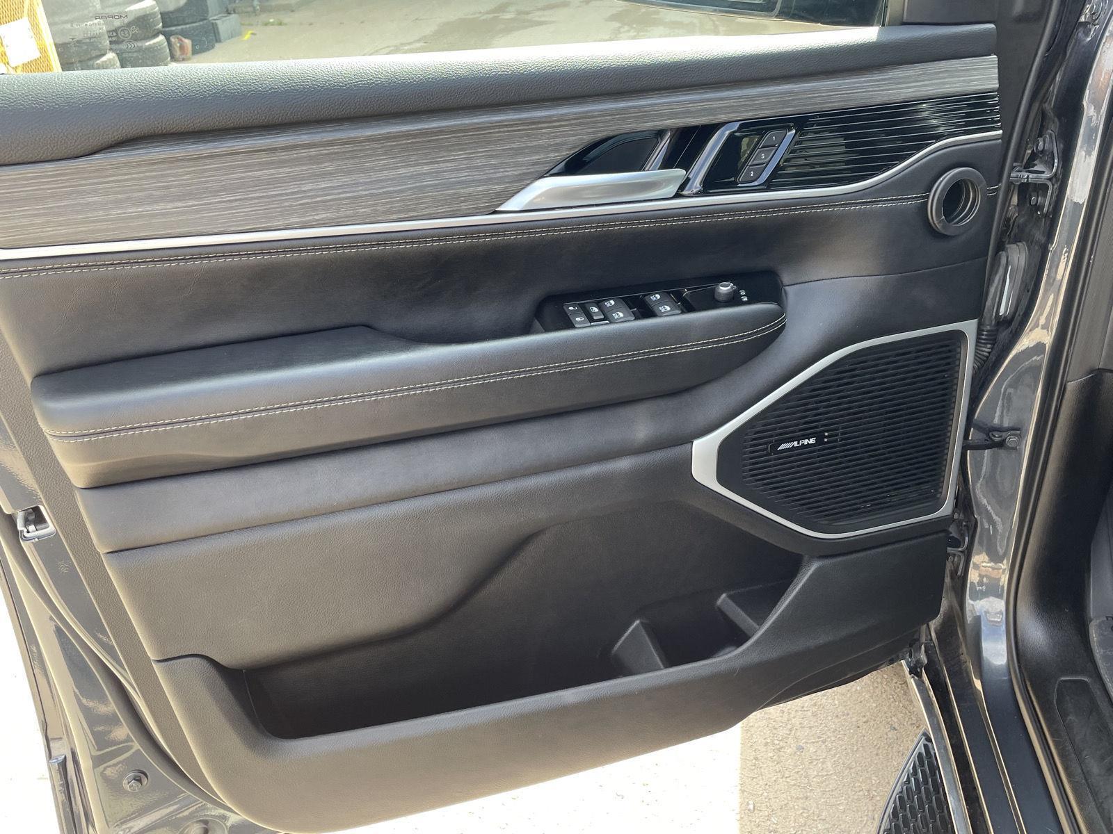 Vehicle photo 12
