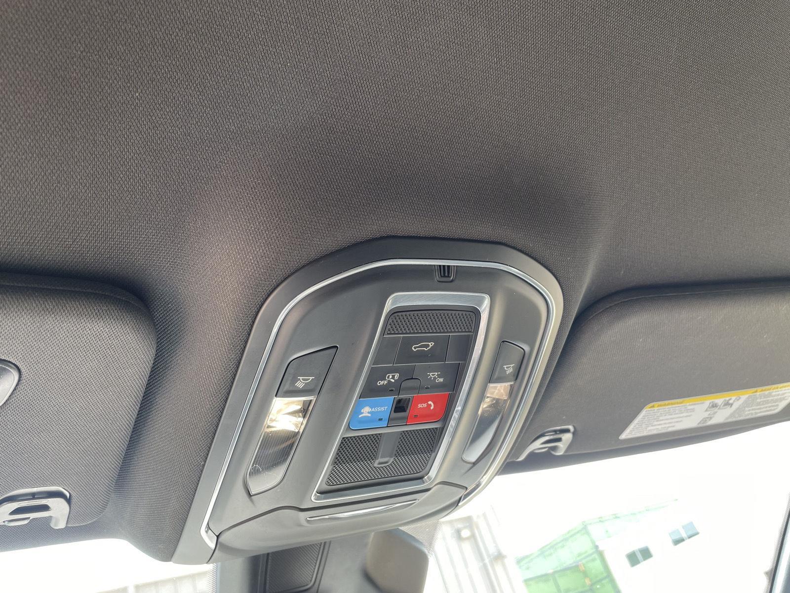 Vehicle photo 17