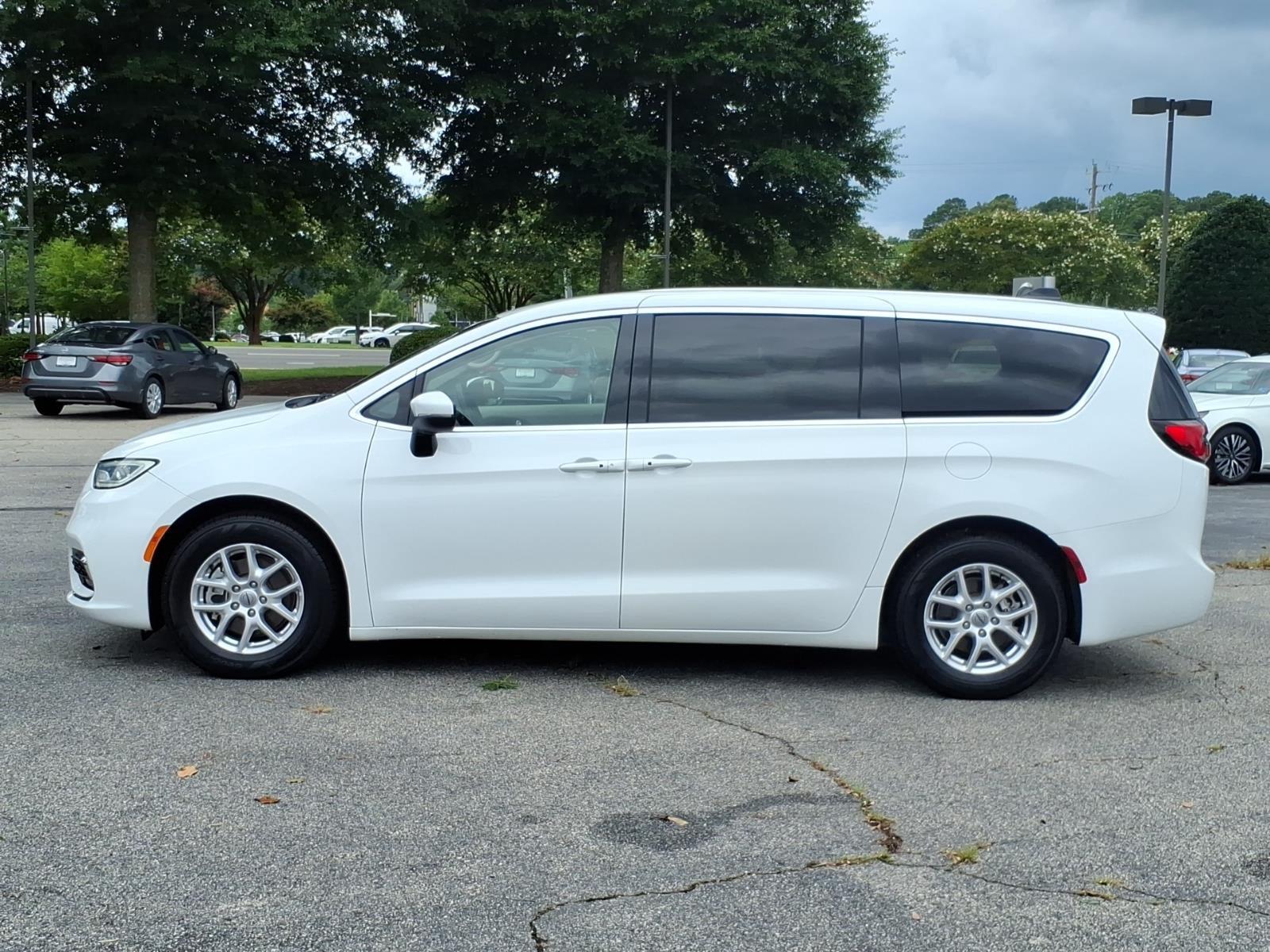 Used 2023 Bright White Clearcoat Chrysler Touring L image 3