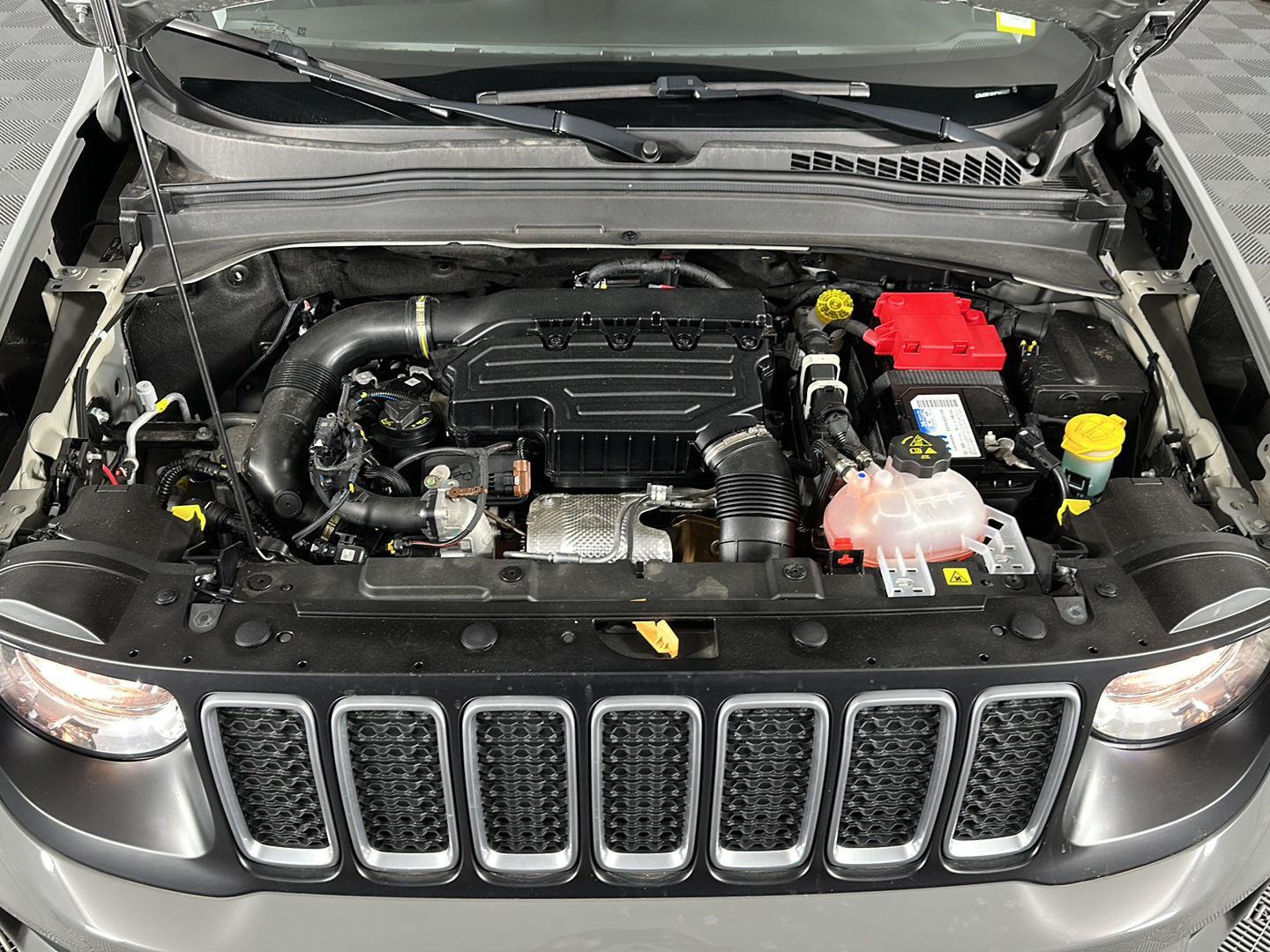 Used 2022 Sting-Gray Clearcoat Jeep Latitude image 12