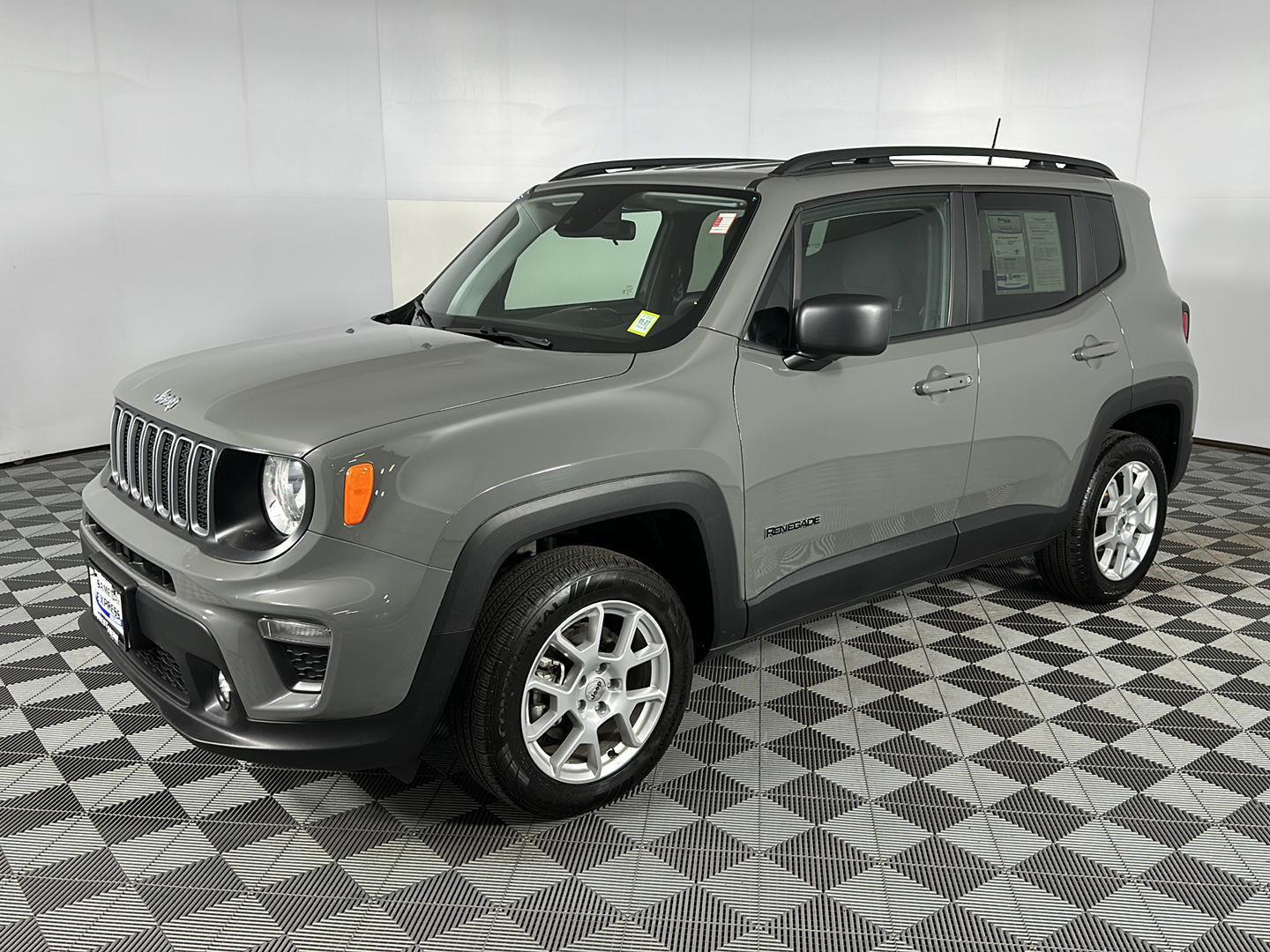 Used 2022 Sting-Gray Clearcoat Jeep Latitude image 14