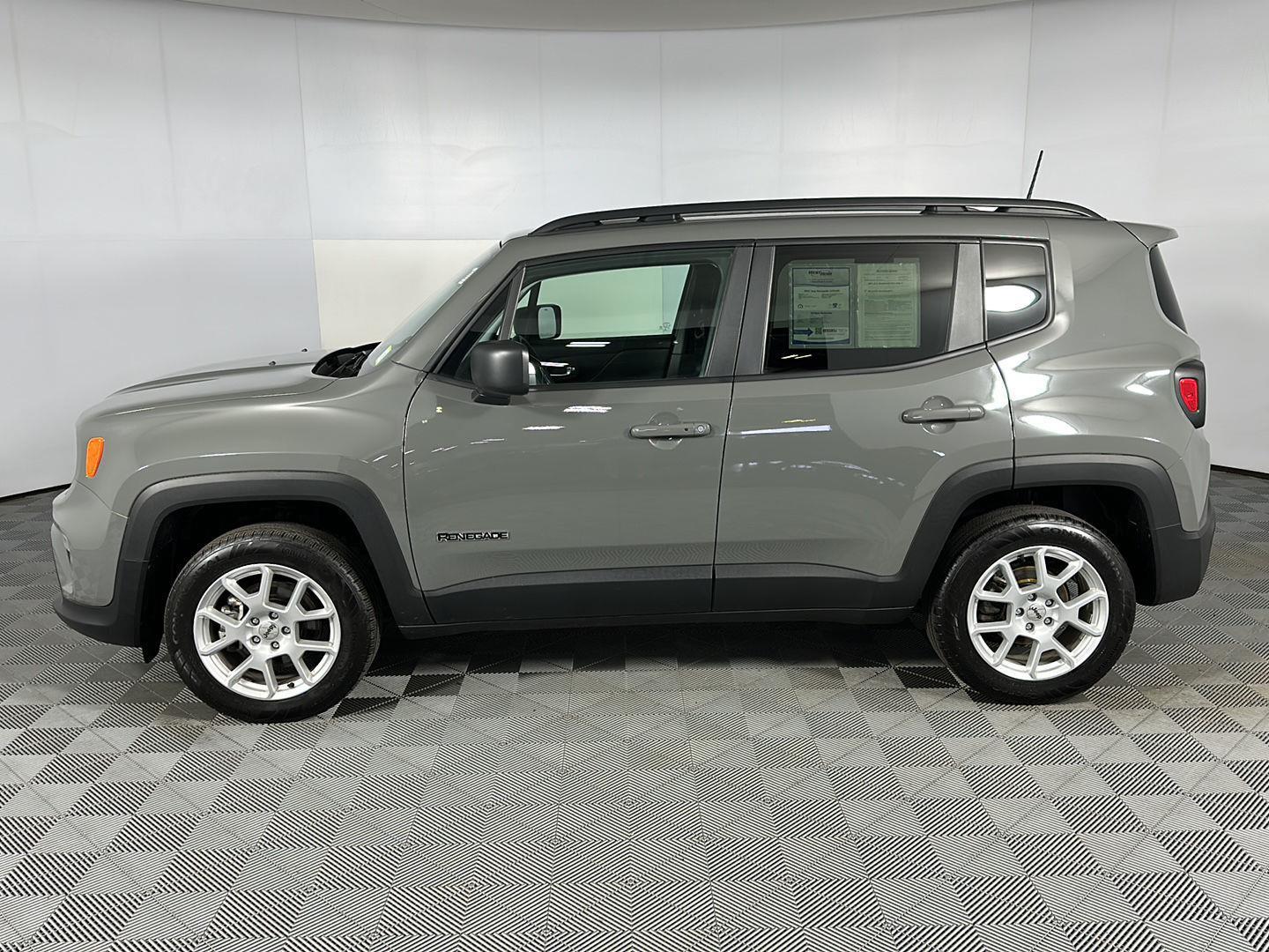 Used 2022 Sting-Gray Clearcoat Jeep Latitude image 15