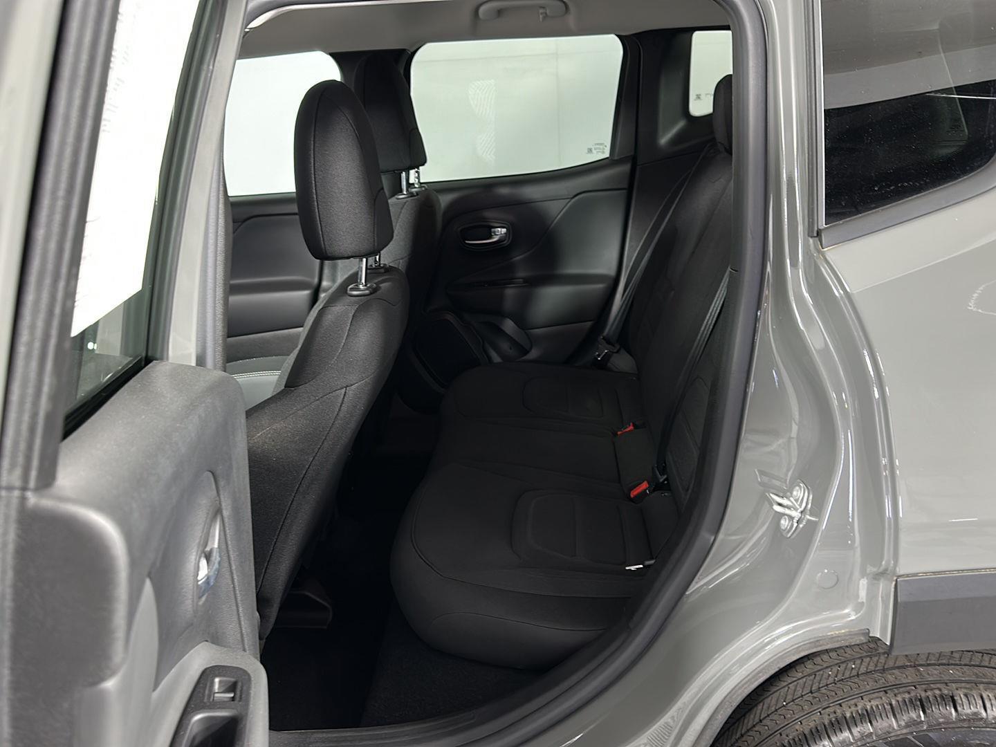 Used 2022 Sting-Gray Clearcoat Jeep Latitude image 24