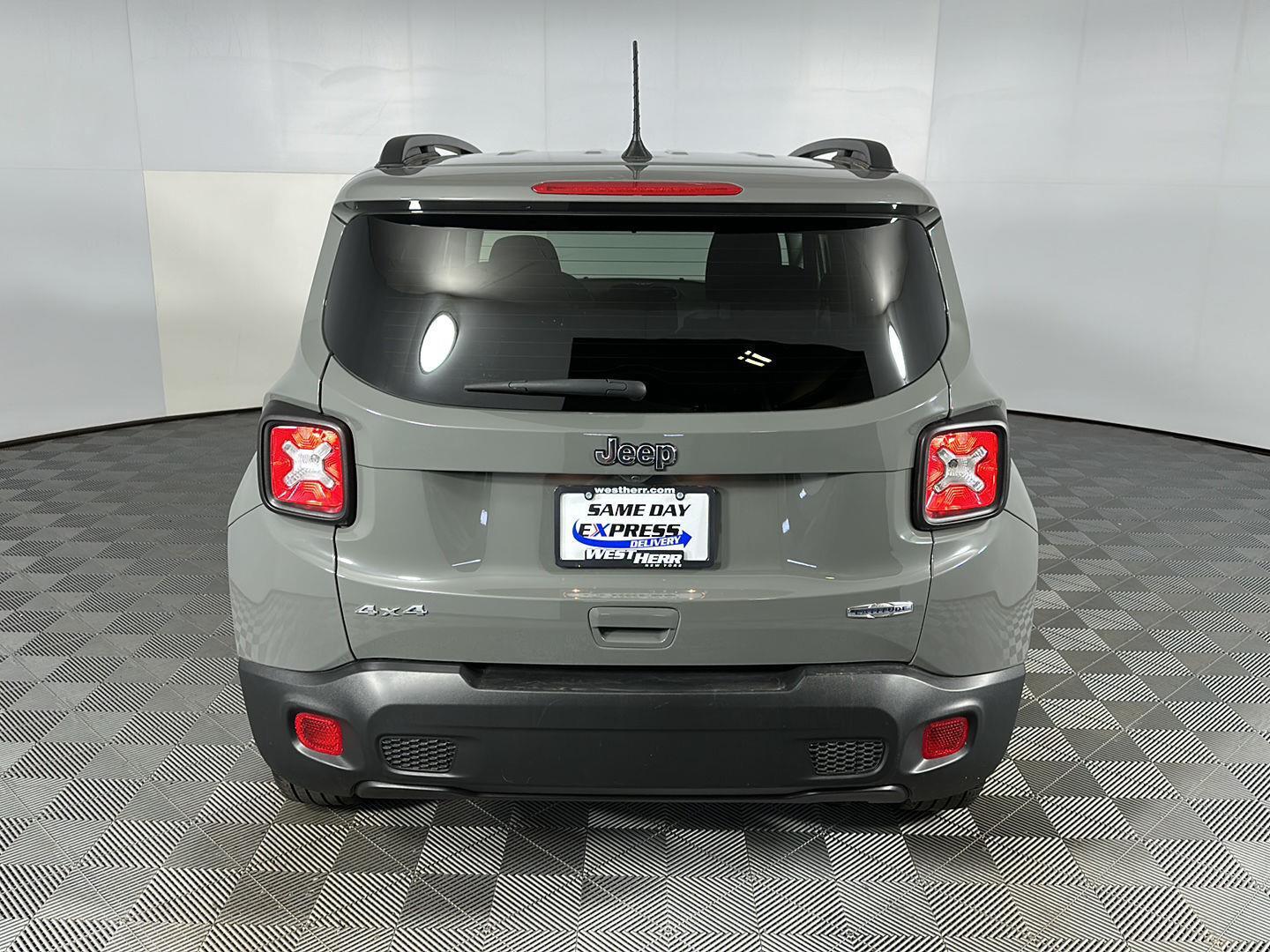 Used 2022 Sting-Gray Clearcoat Jeep Latitude image 8