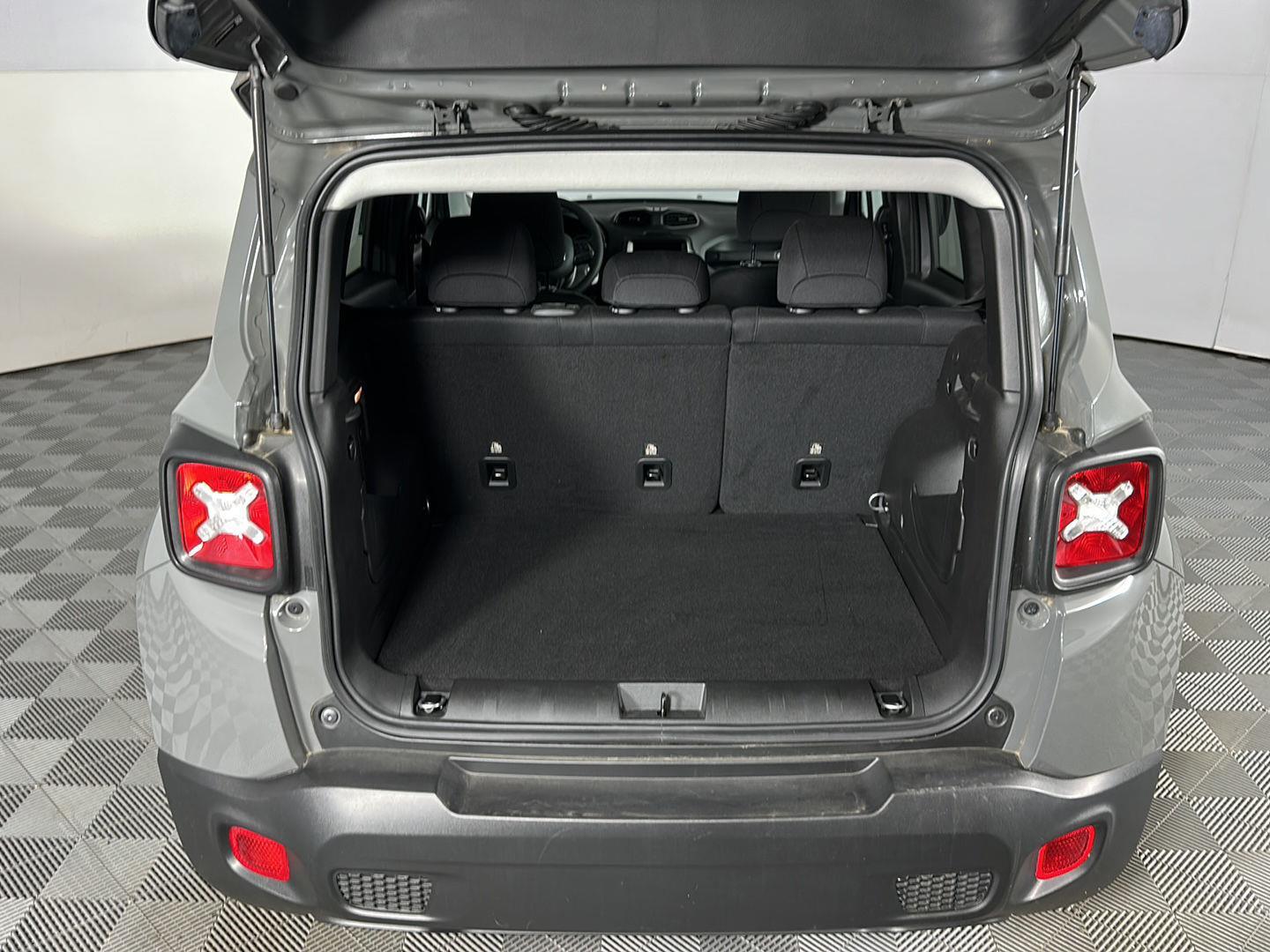 Used 2022 Sting-Gray Clearcoat Jeep Latitude image 9