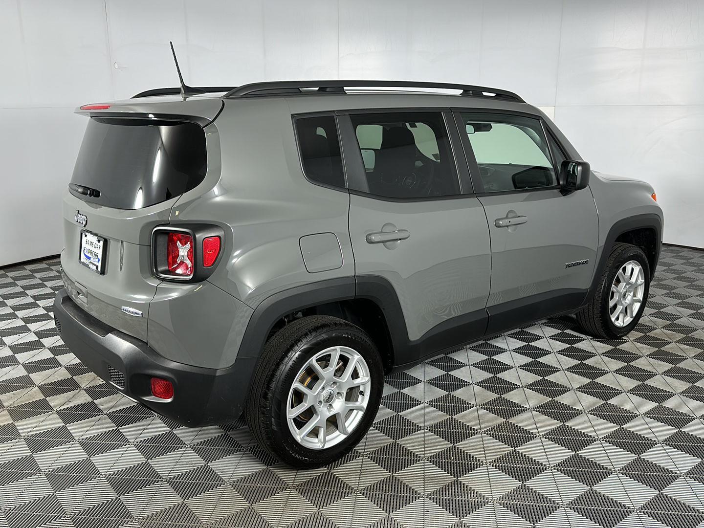 Used 2022 Sting-Gray Clearcoat Jeep Latitude image 25
