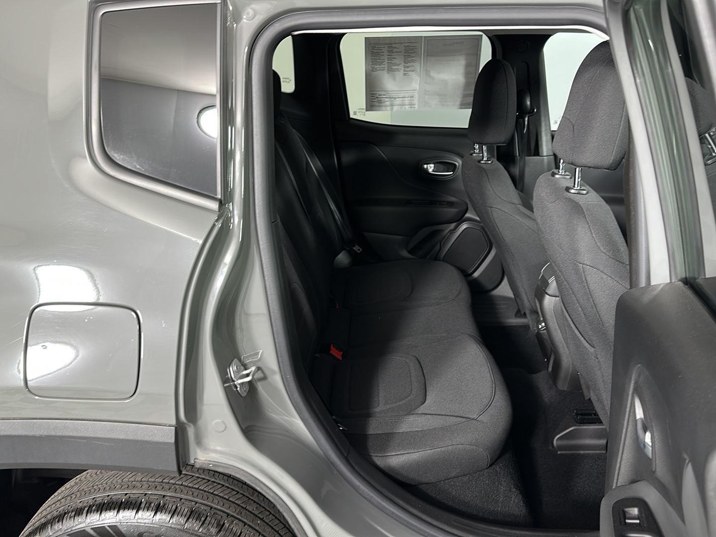 Used 2022 Sting-Gray Clearcoat Jeep Latitude image 28