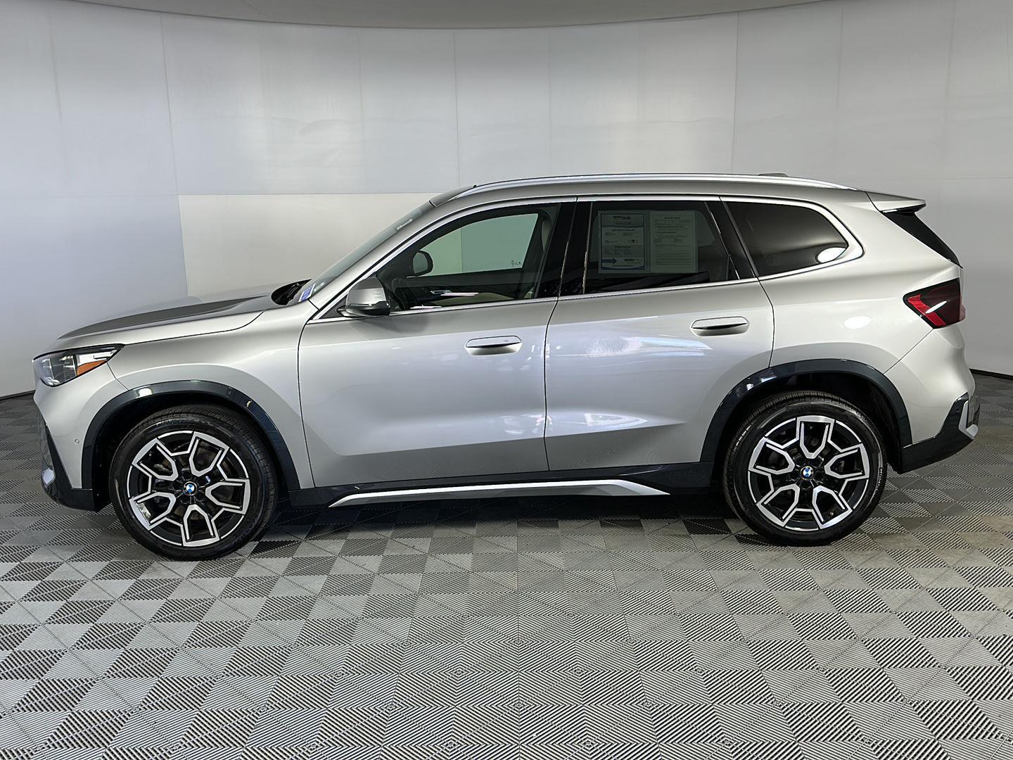 Used 2025 Space Silver Metallic BMW xDrive28i image 15