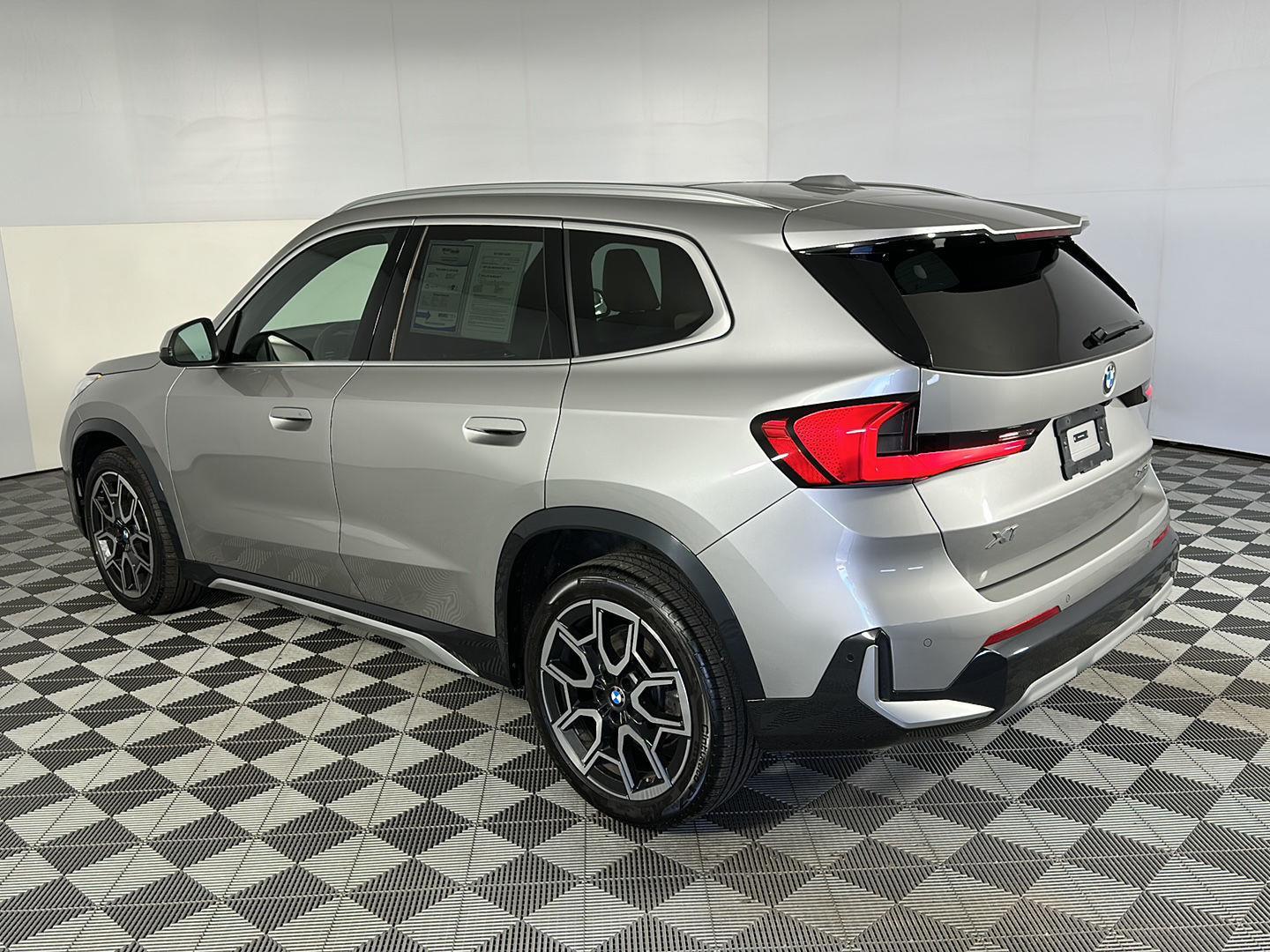 Used 2025 Space Silver Metallic BMW xDrive28i image 3