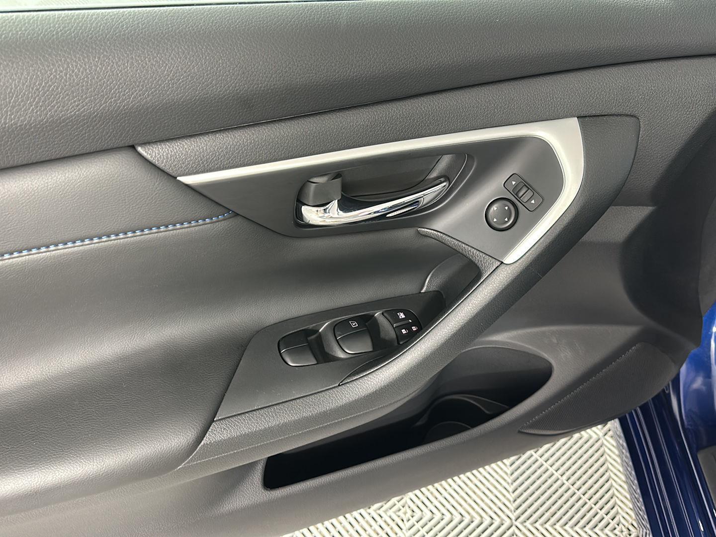 Used 2018 Deep Blue Pearl Nissan 2.5 SR image 16