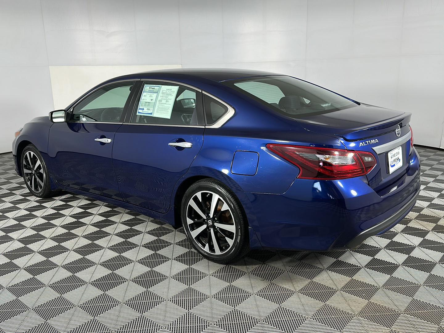 Used 2018 Deep Blue Pearl Nissan 2.5 SR image 4