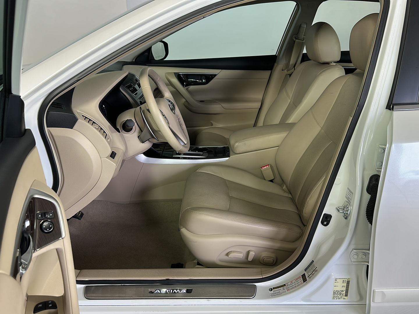 Used 2013 Pearl White Nissan 3.5 SL image 5