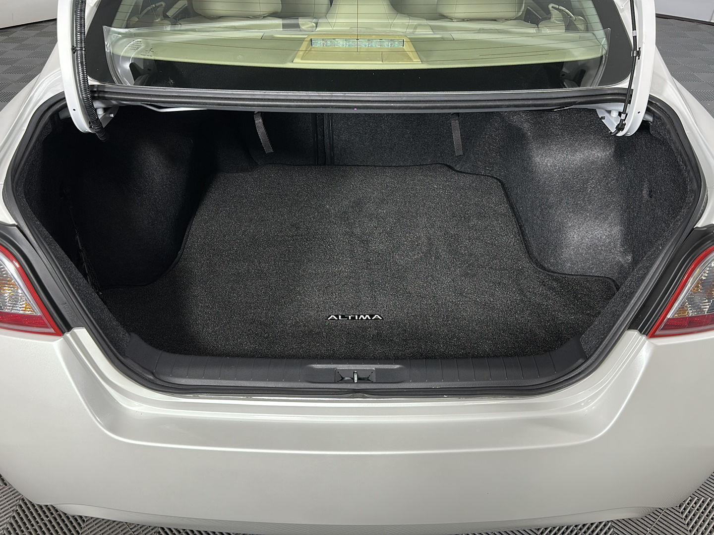 Used 2013 Pearl White Nissan 3.5 SL image 13