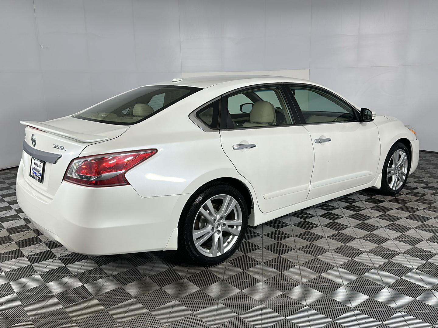 Used 2013 Pearl White Nissan 3.5 SL image 30