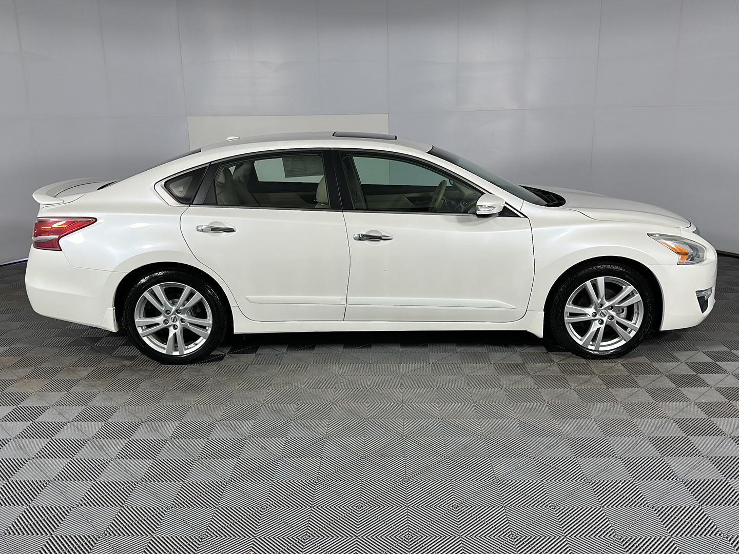 Used 2013 Pearl White Nissan 3.5 SL image 31