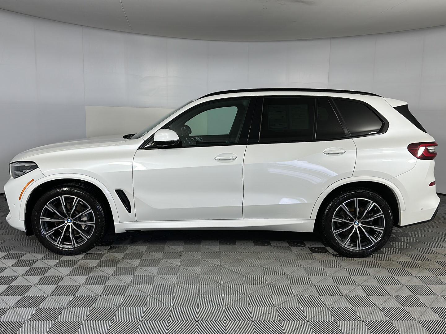 Used 2022 Mineral White Metallic BMW xDrive40i image 5