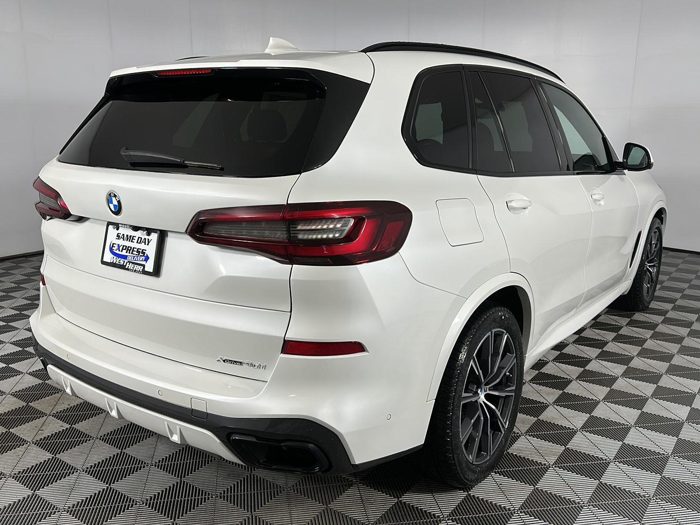 Used 2022 Mineral White Metallic BMW xDrive40i image 28