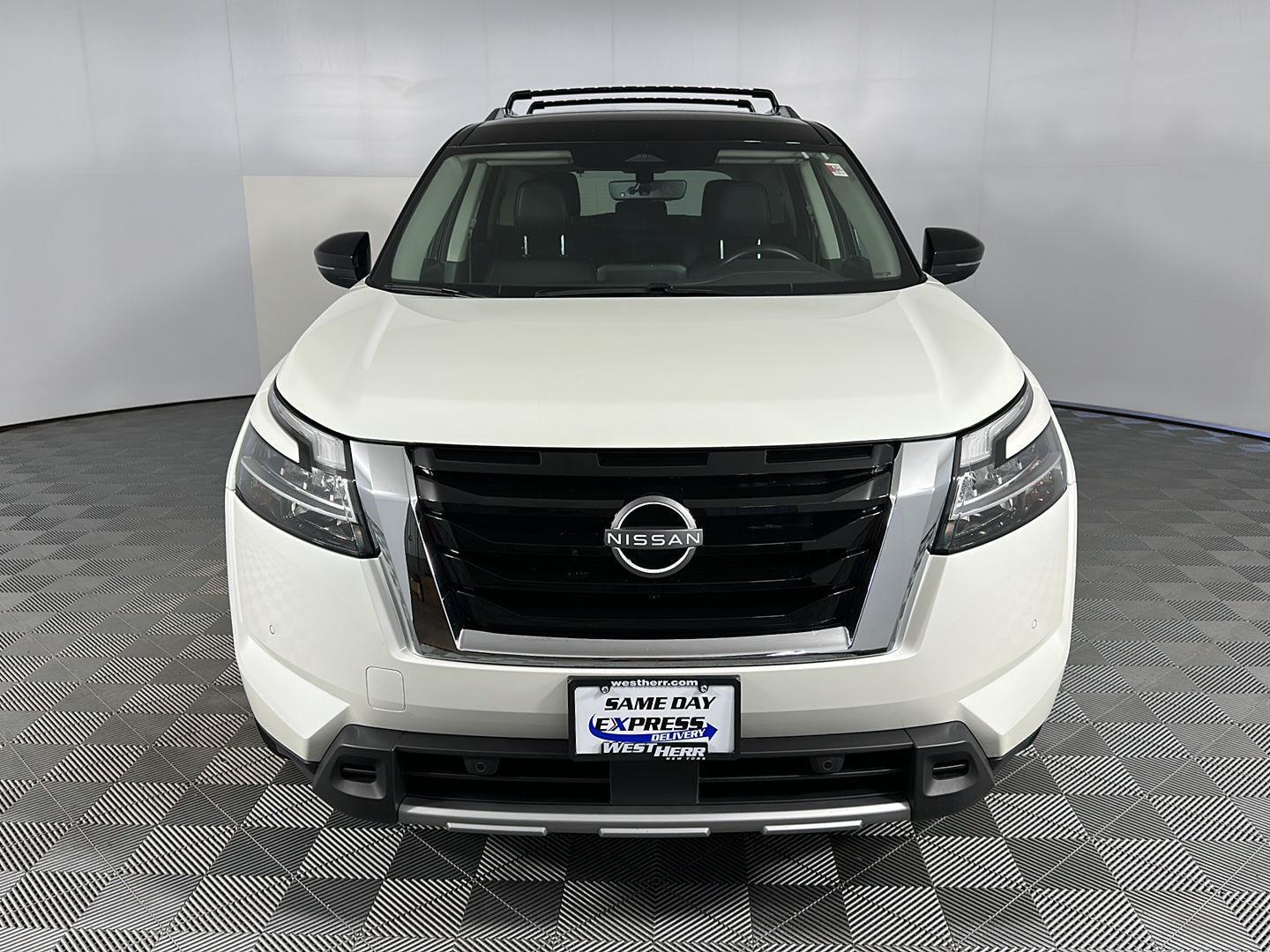 Certified Used 2024 Pearl White Tricoat/Super Black Nissan SL image 16