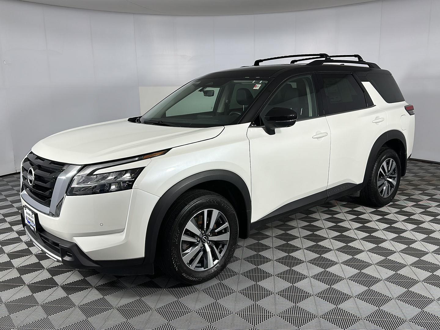Certified Used 2024 Pearl White Tricoat/Super Black Nissan SL image 17