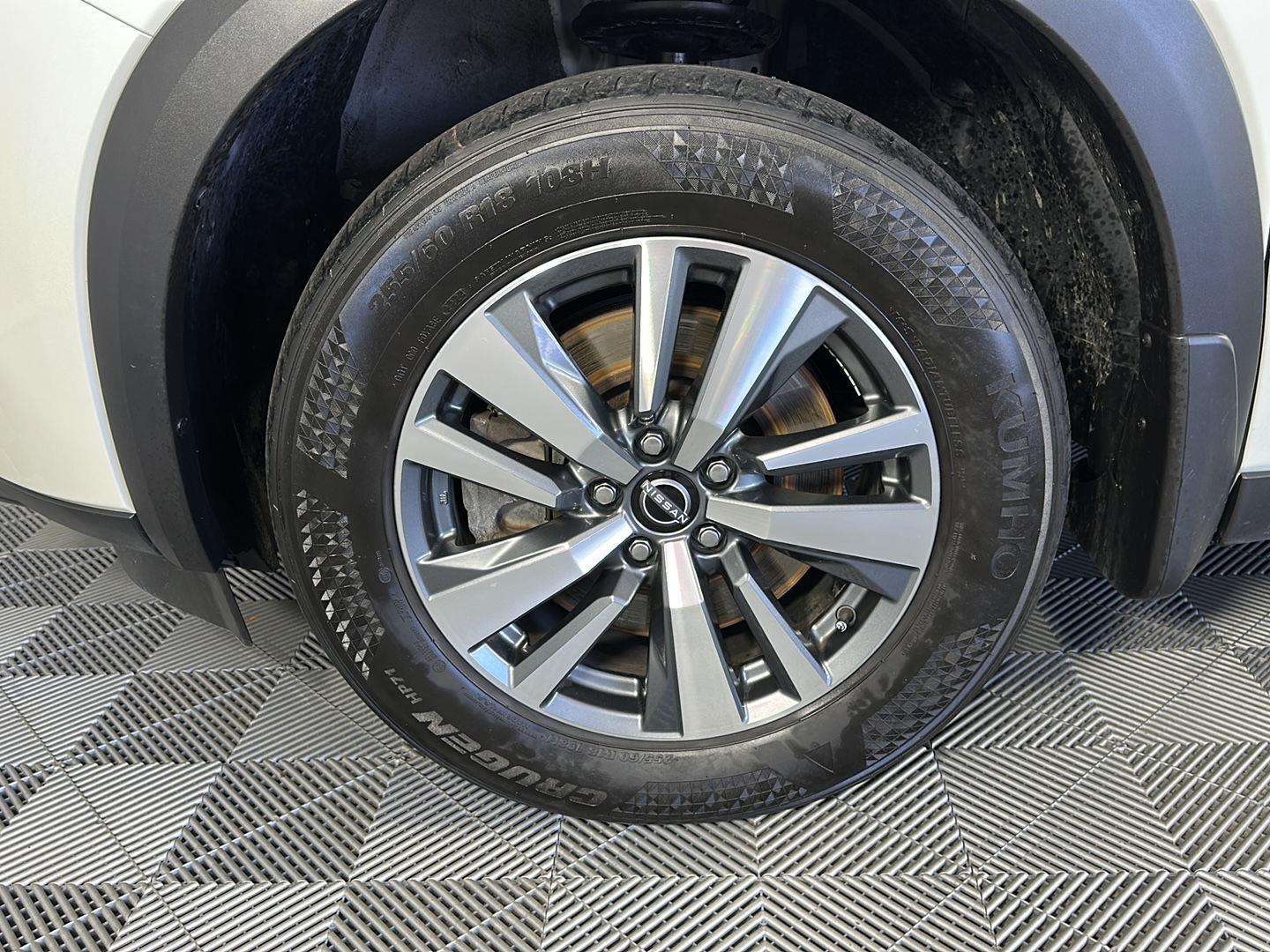 Certified Used 2024 Pearl White Tricoat/Super Black Nissan SL image 14