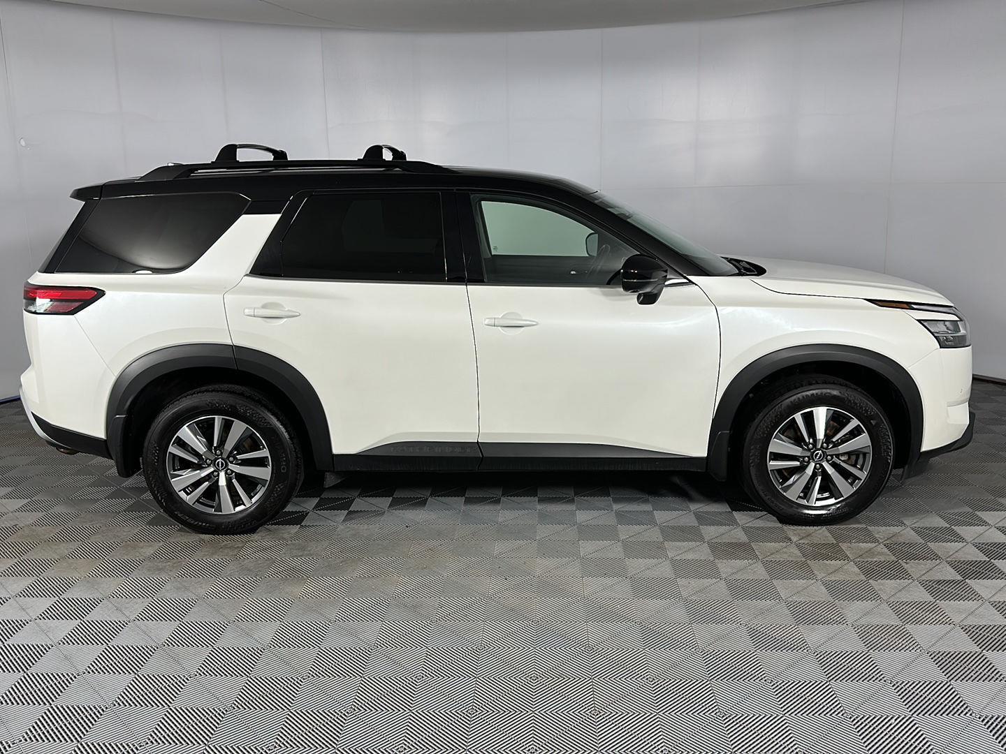 Certified Used 2024 Pearl White Tricoat/Super Black Nissan SL image 32