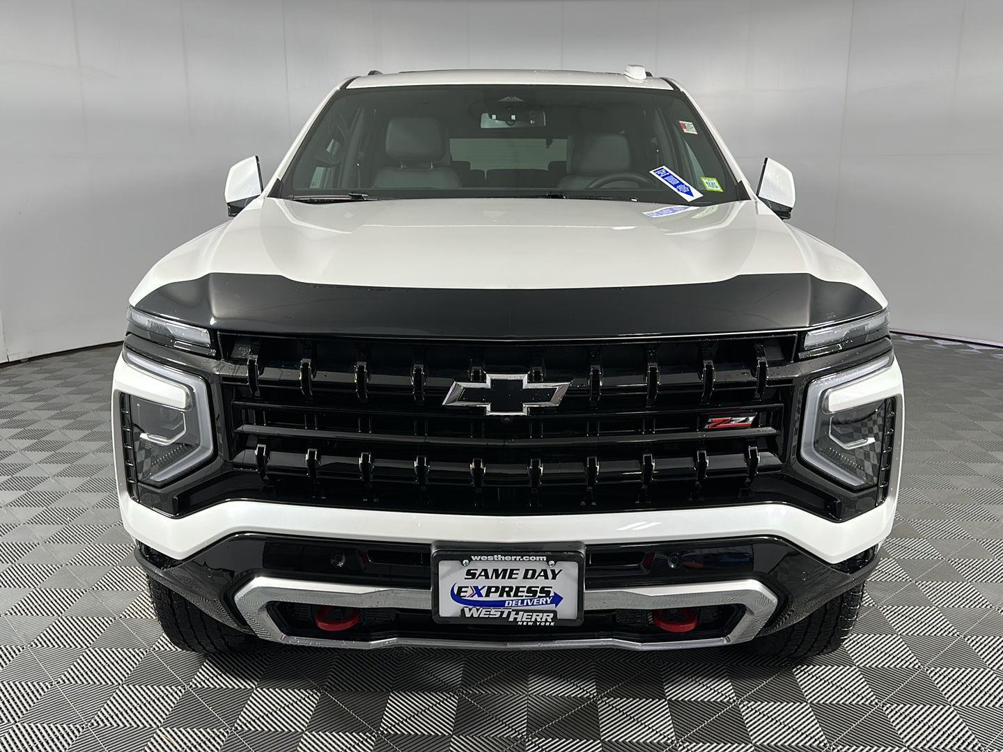 Used 2025 Iridescent Pearl Tricoat Chevrolet Z71 image 17