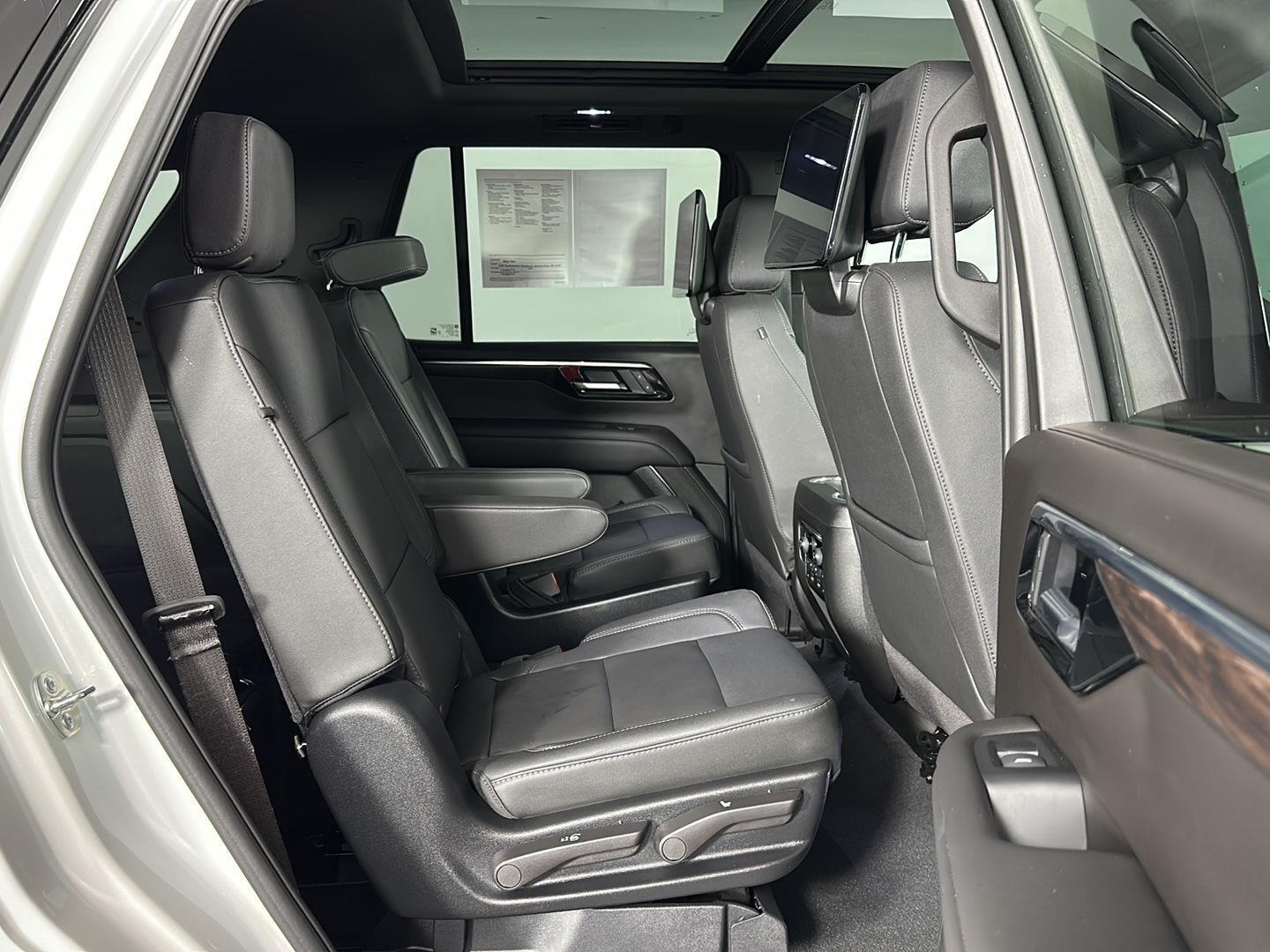 Used 2025 Iridescent Pearl Tricoat Chevrolet Z71 image 38