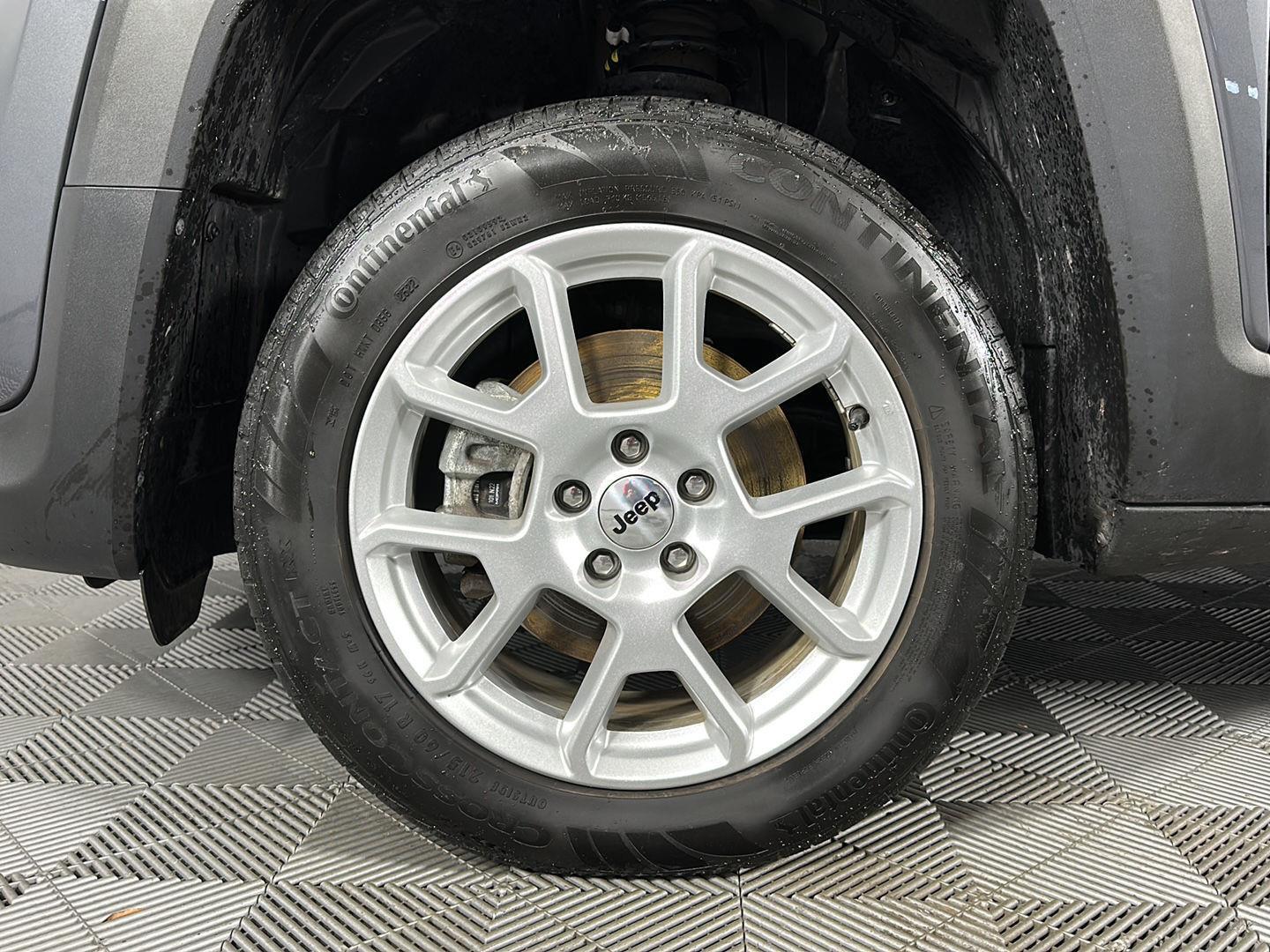 Used 2022 Graphite Gray Jeep Latitude image 9