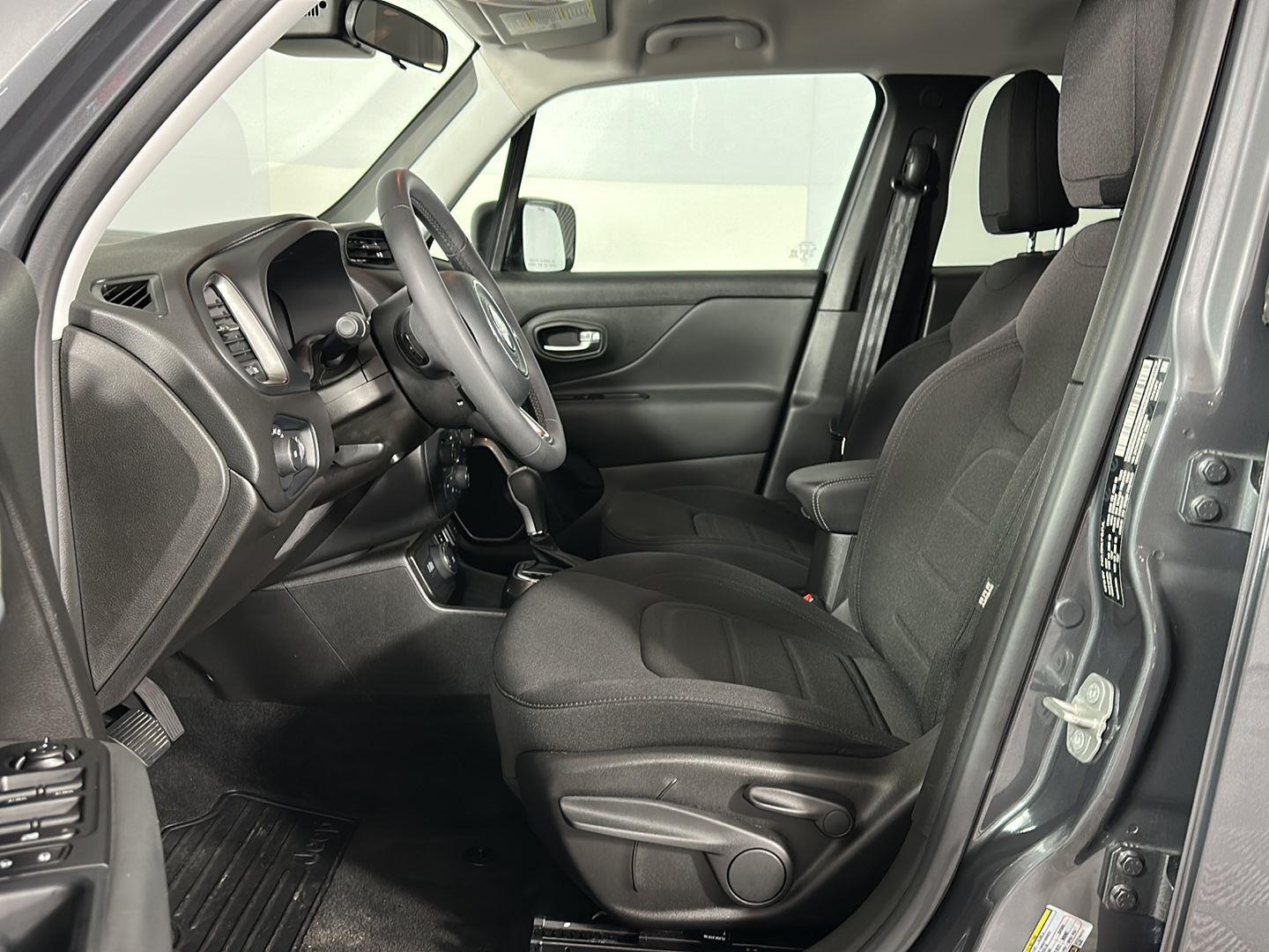 Used 2022 Graphite Gray Jeep Latitude image 4