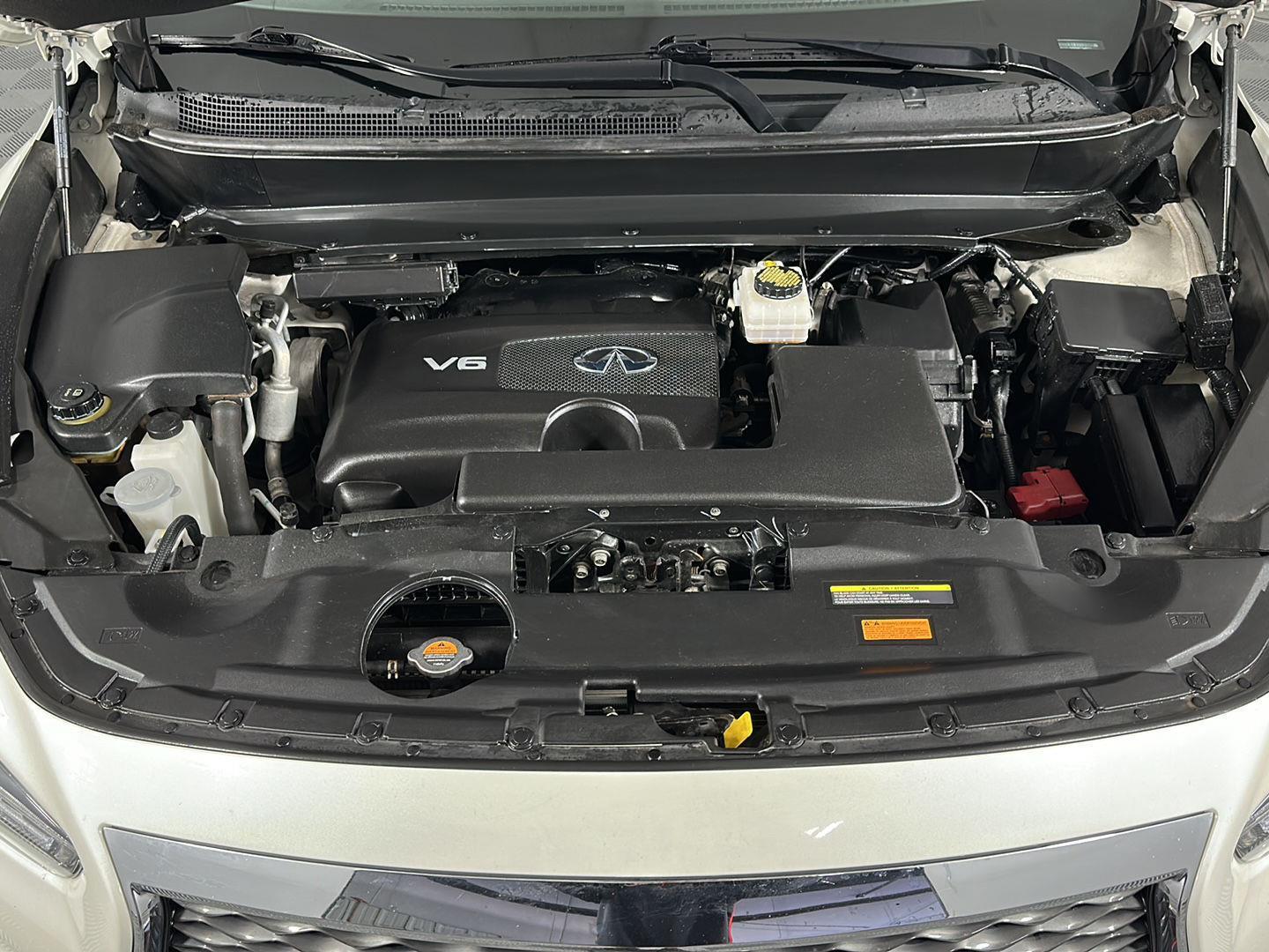 Used 2019 Majestic White INFINITI LUXE image 17