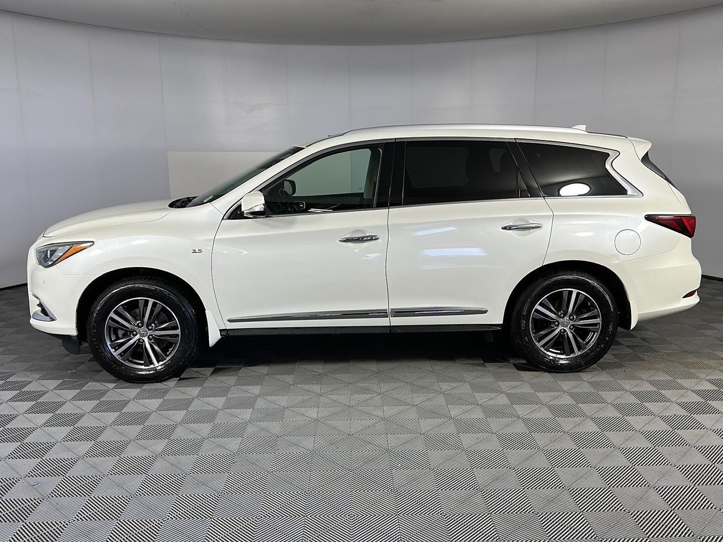 Used 2019 Majestic White INFINITI LUXE image 20