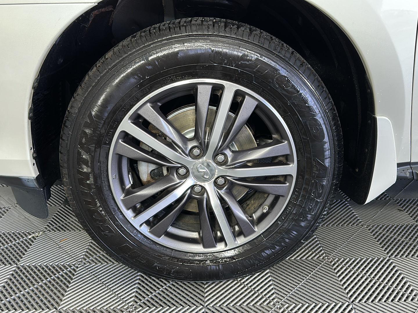 Used 2019 Majestic White INFINITI LUXE image 16