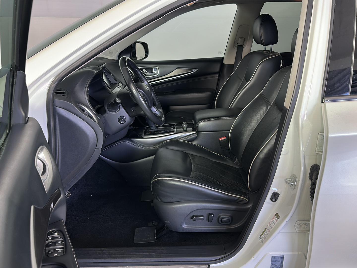Used 2019 Majestic White INFINITI LUXE image 5