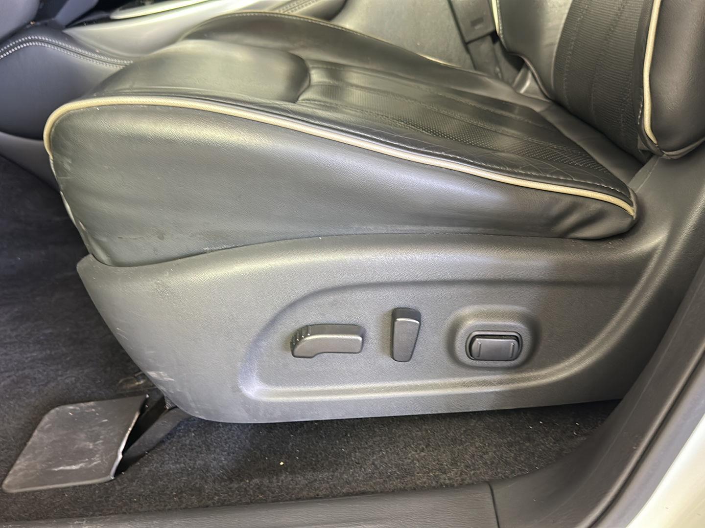 Used 2019 Majestic White INFINITI LUXE image 21