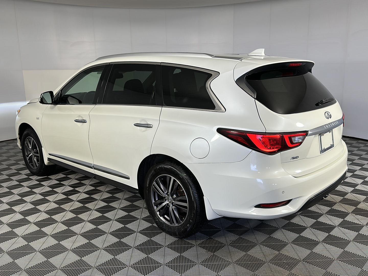 Used 2019 Majestic White INFINITI LUXE image 4