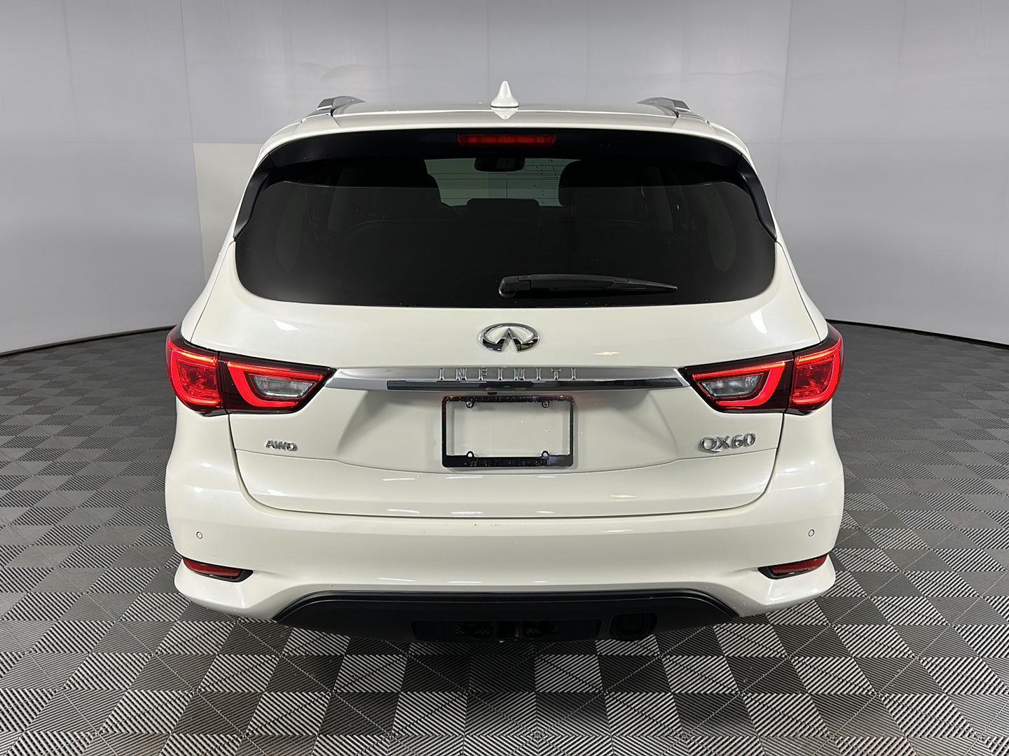 Used 2019 Majestic White INFINITI LUXE image 13
