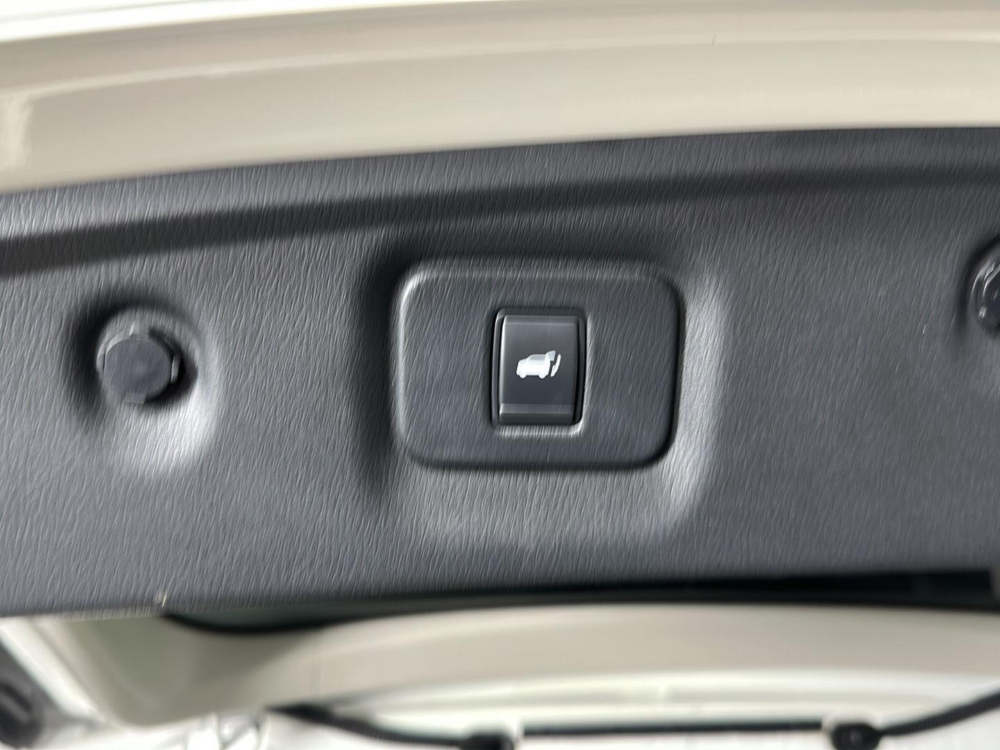 Used 2019 Majestic White INFINITI LUXE image 32