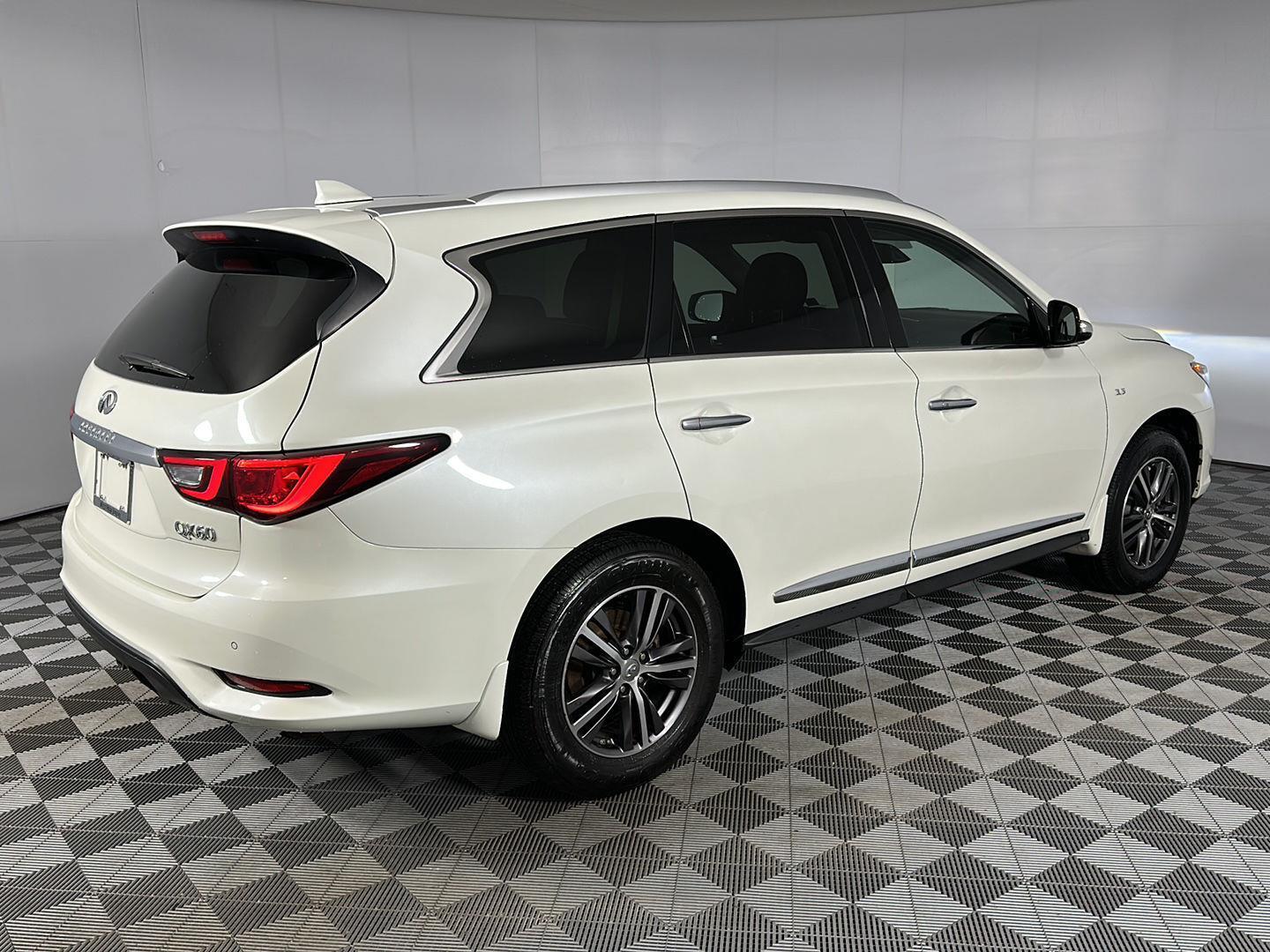 Used 2019 Majestic White INFINITI LUXE image 33
