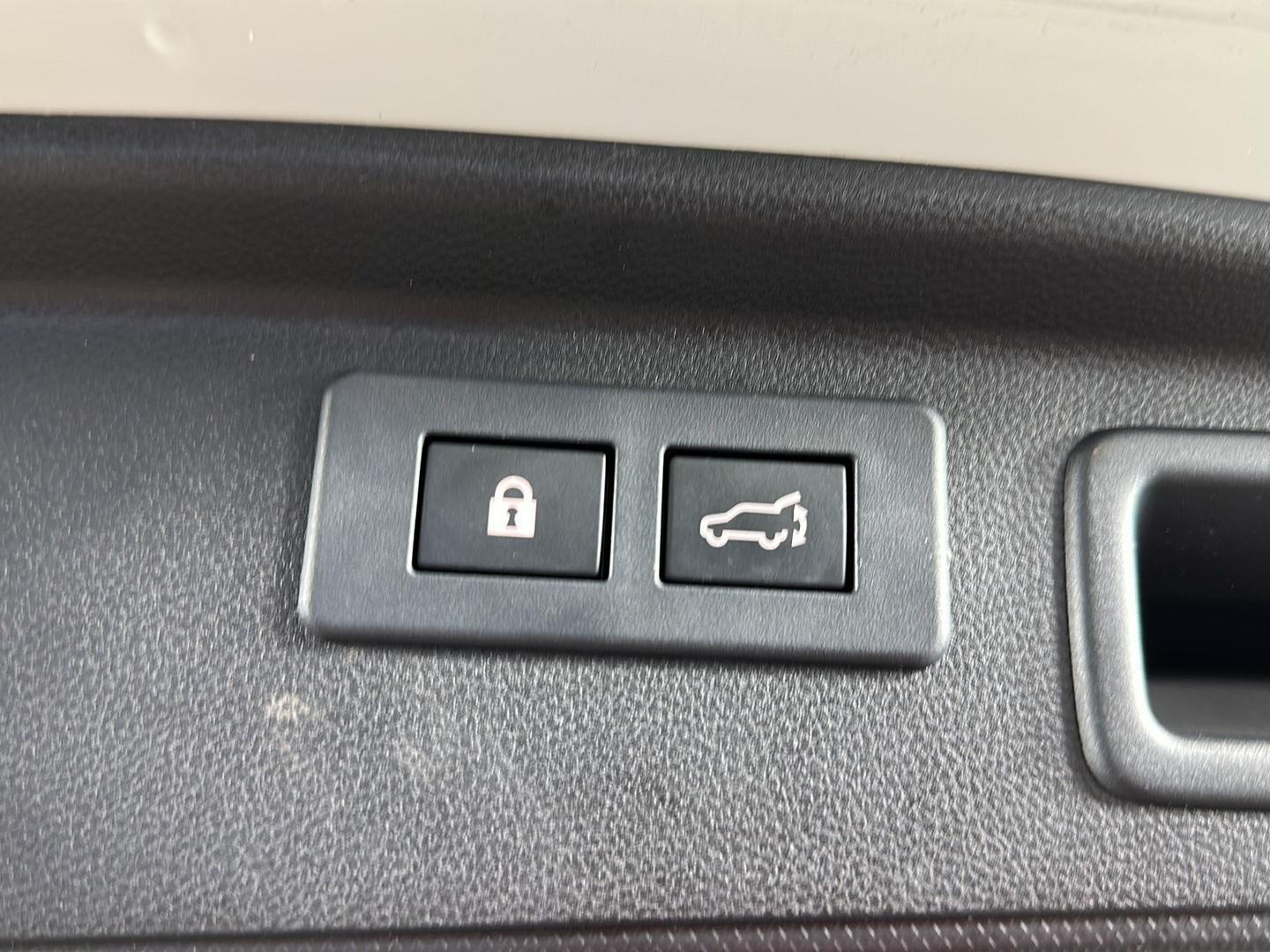 Used 2020 Crystal White Pearl Subaru Limited image 30