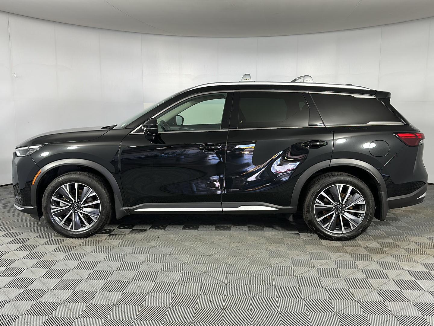 Certified Used 2026 Mineral Black INFINITI LUXE image 20