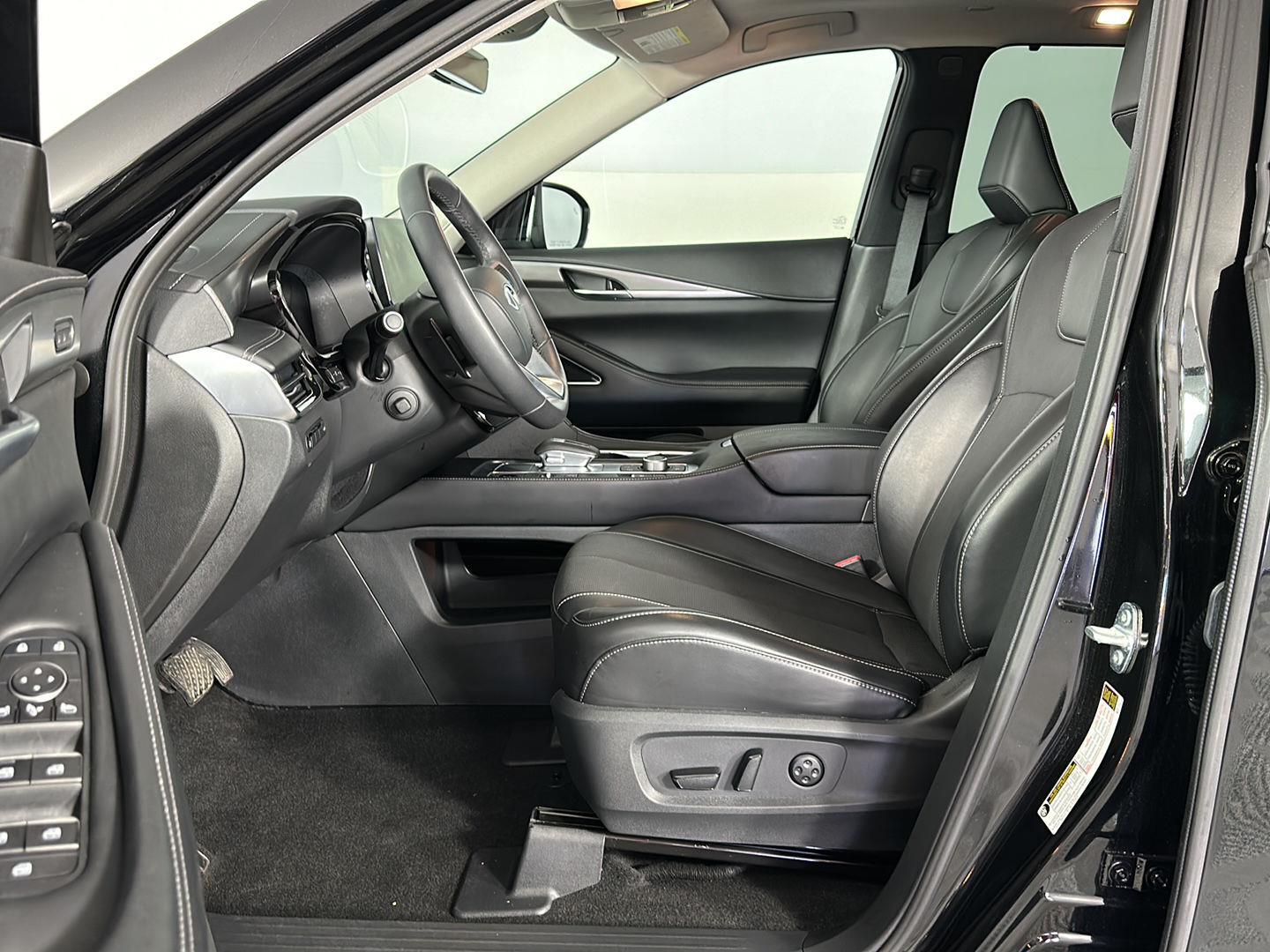 Certified Used 2026 Mineral Black INFINITI LUXE image 6
