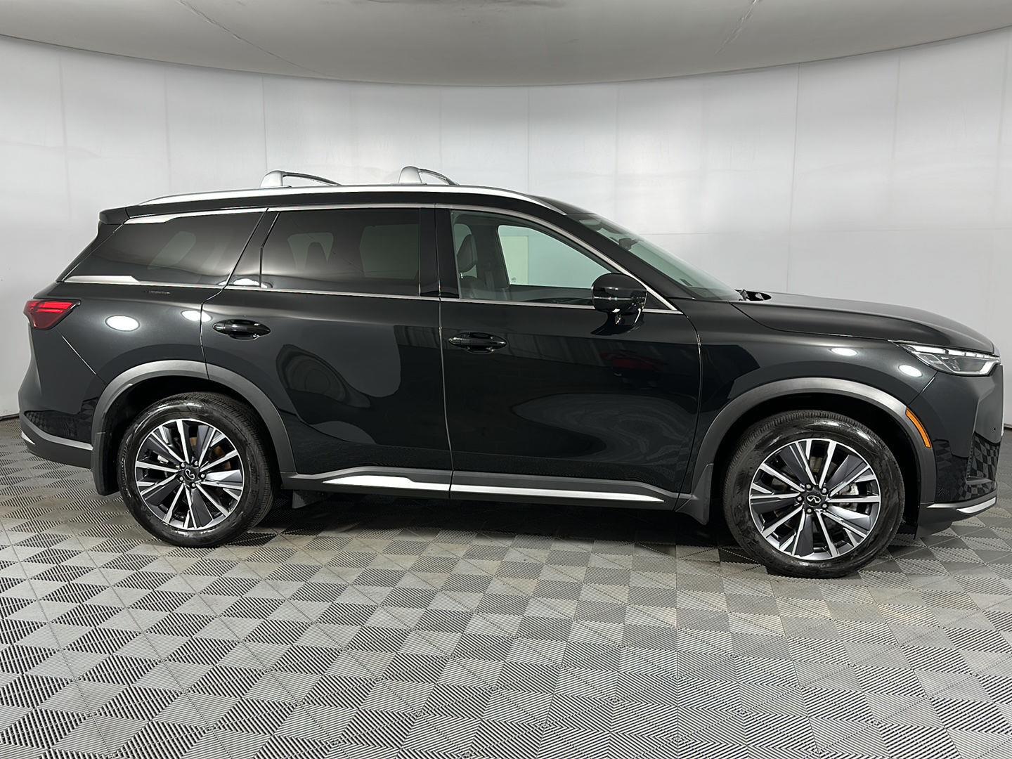 Certified Used 2026 Mineral Black INFINITI LUXE image 37