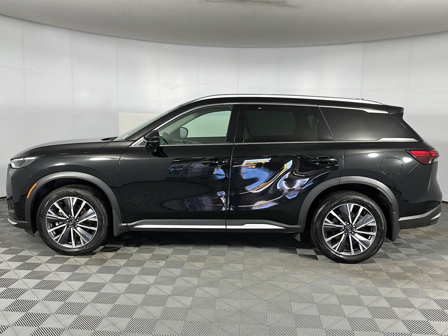 New 2026 Mineral Black INFINITI LUXE image 20