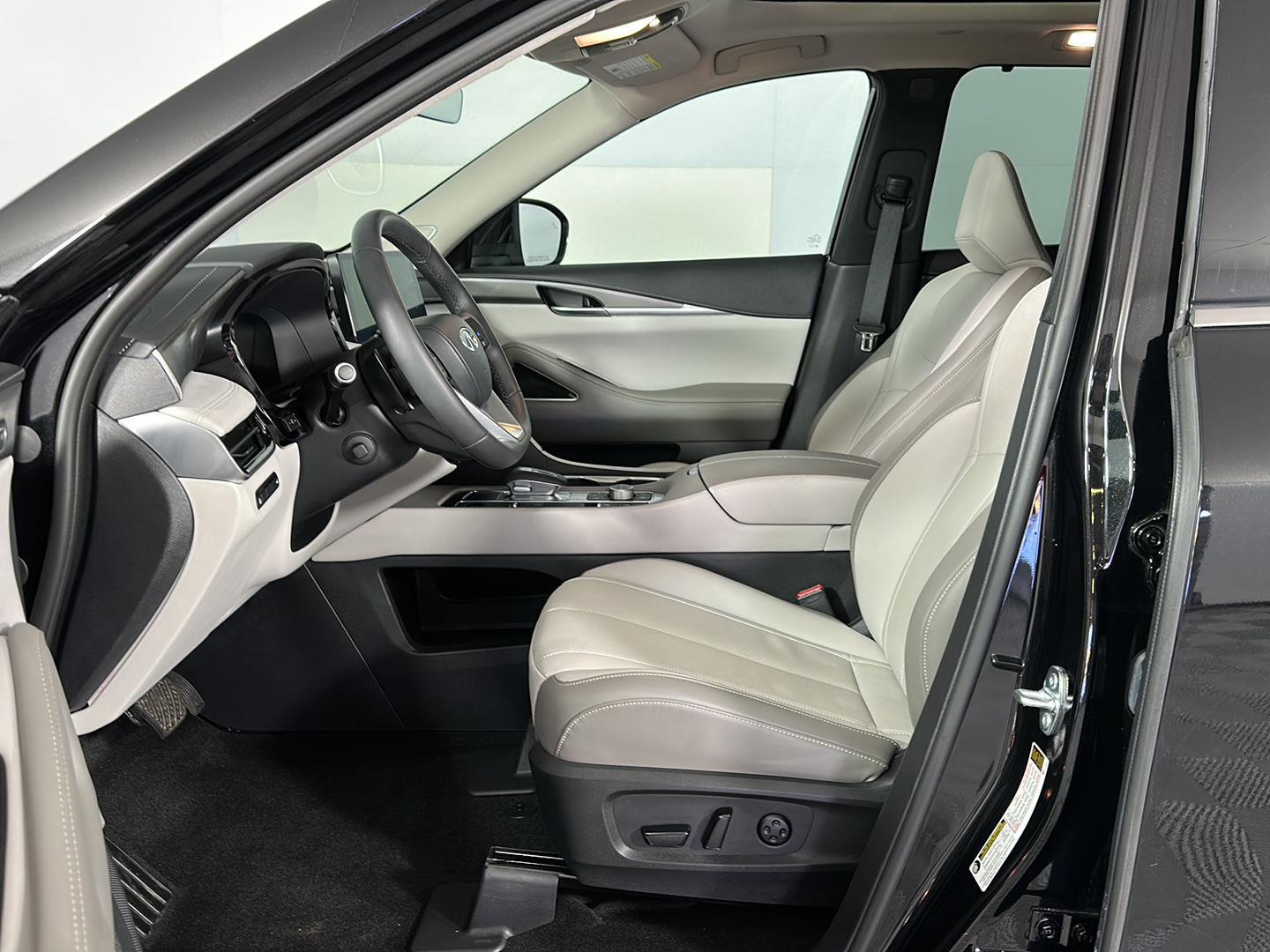 New 2026 Mineral Black INFINITI LUXE image 6