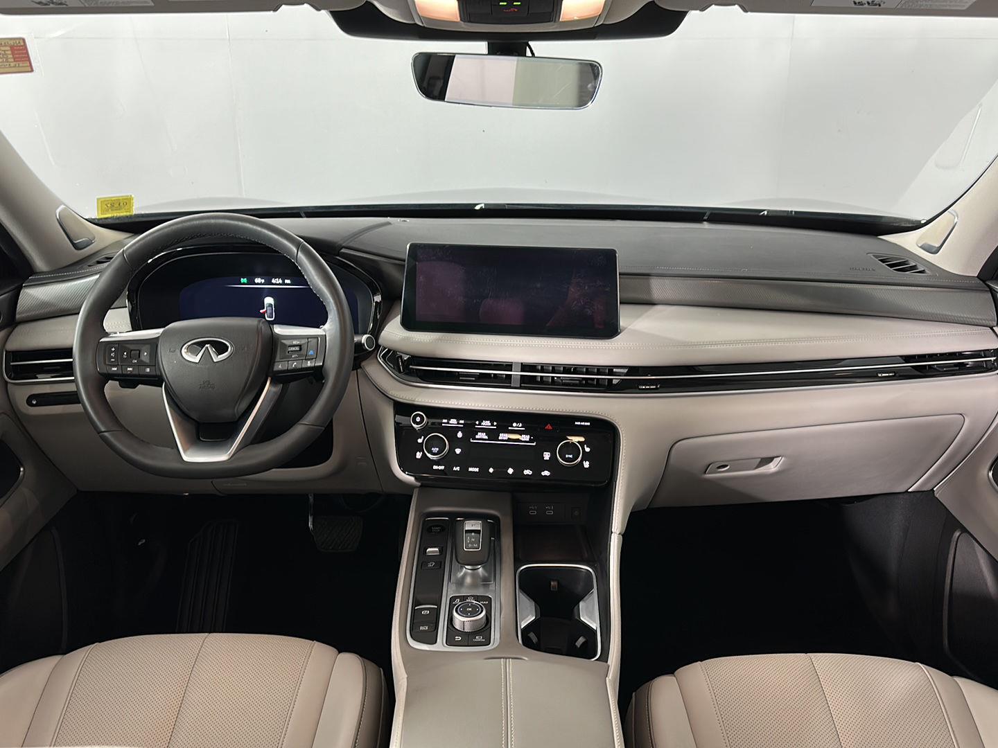 New 2026 Mineral Black INFINITI LUXE image 3