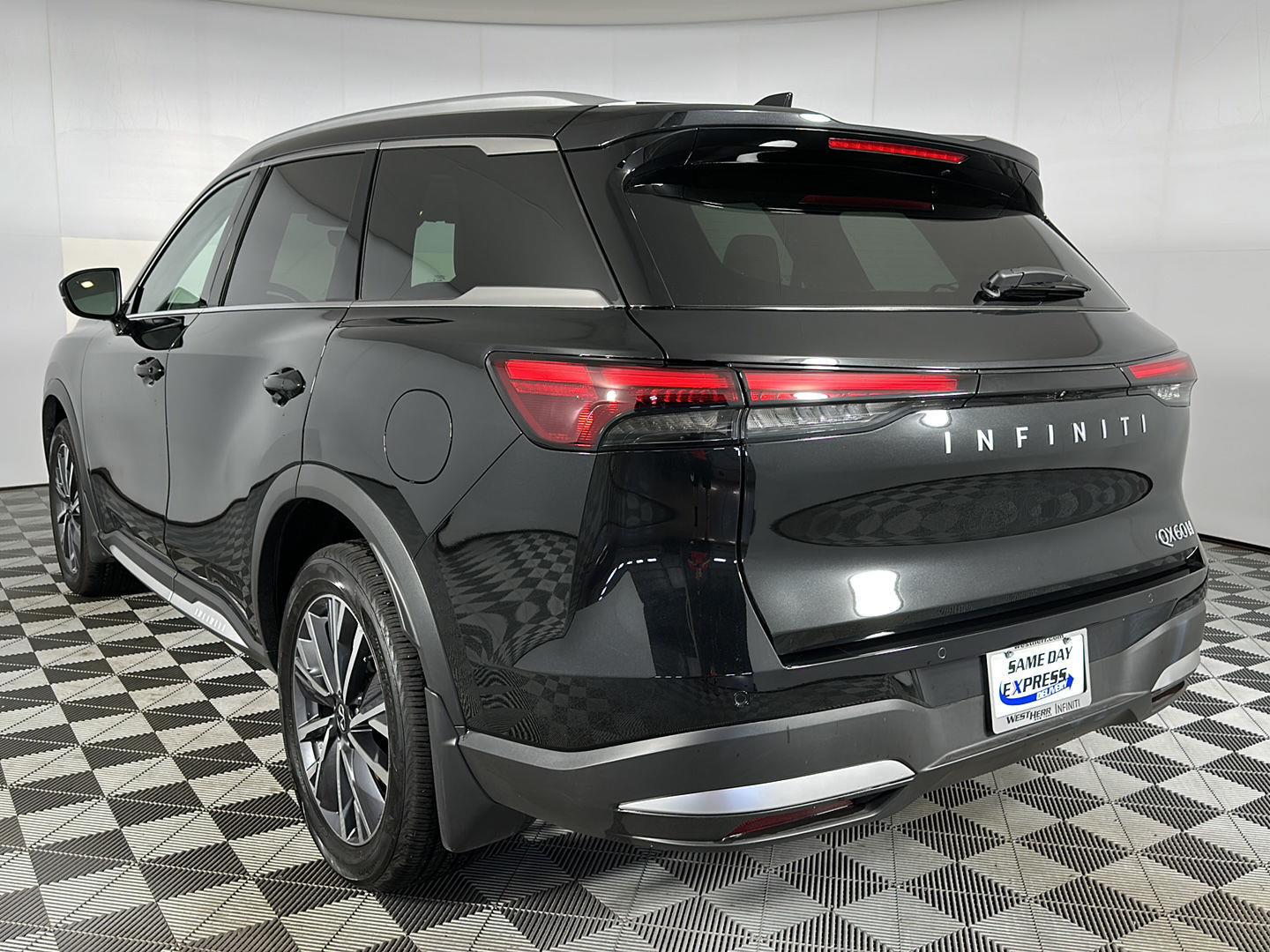 New 2026 Mineral Black INFINITI LUXE image 5