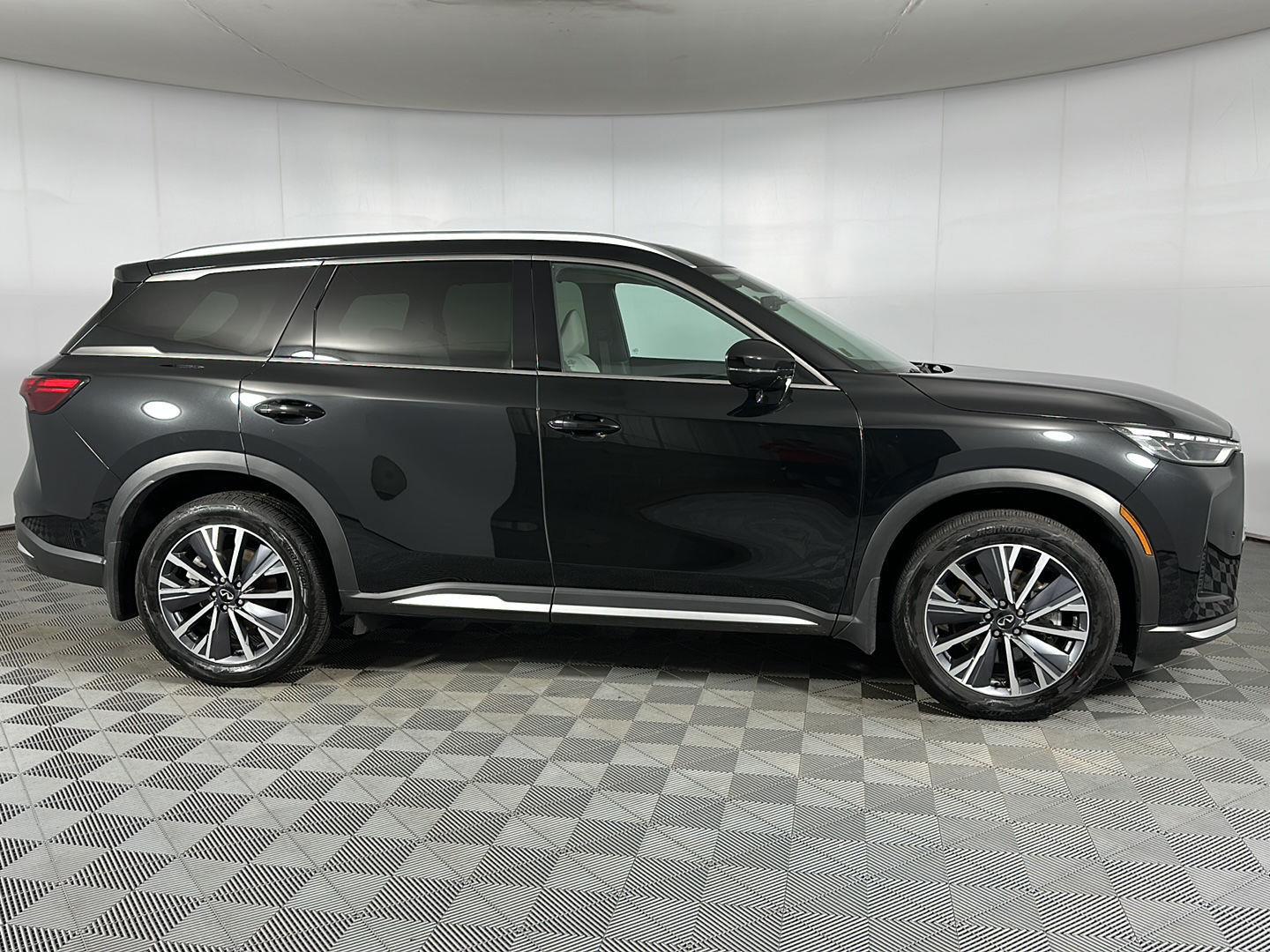 New 2026 Mineral Black INFINITI LUXE image 37